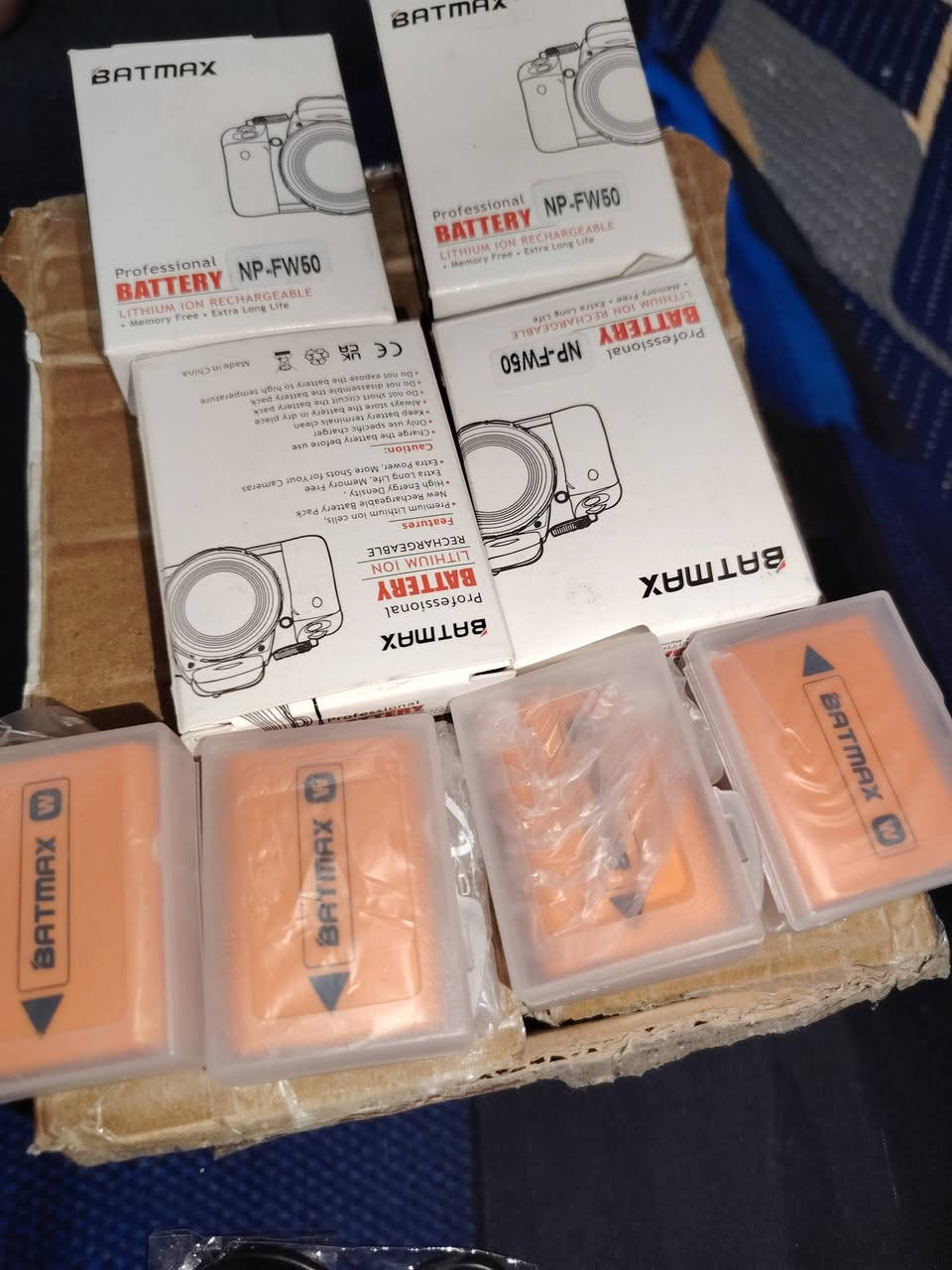 سلام عليكم بطاريات كامرة كل اربع بطاريات وشاحنتهن
العدد 8 بطاريات هنة وشواحنهن حطونه سعر وبلعافيه عل ياخذهن متواجد خاص واتساب *********** مازنجر
