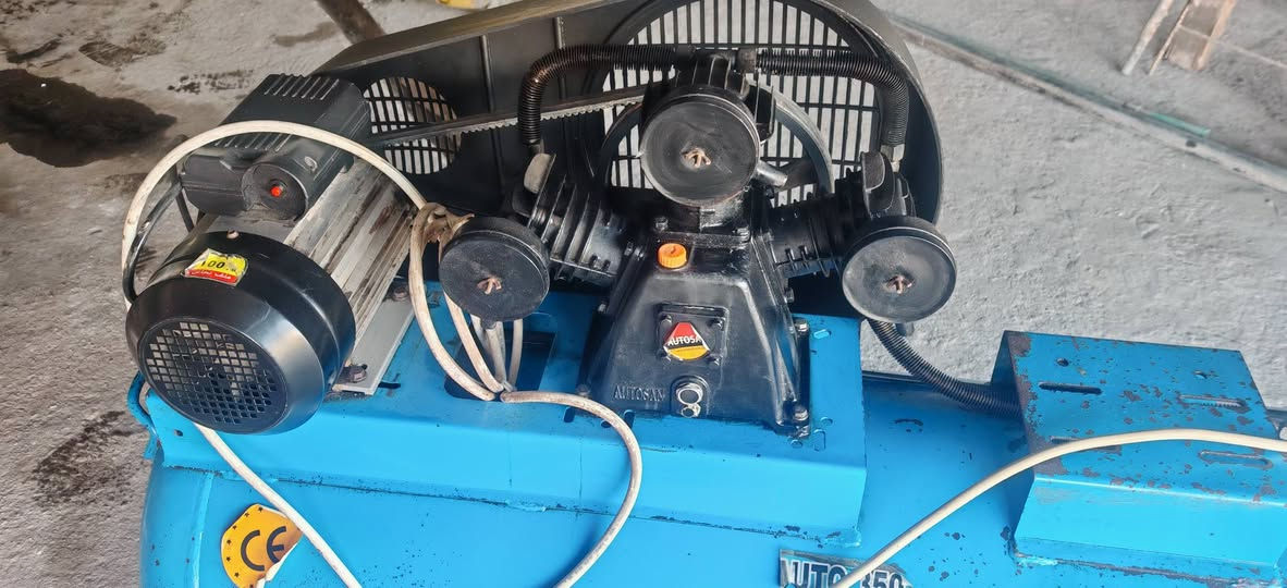 سلام عليكم غراض محل غسل ودهن وتشحيم للبيع
1ضاغطه ماطور جديد 5احصان سعره 350الف
2كمبريسر بعده جديد حجم 350 سعره 400الف
مولد بعده جديد 30امبير وياه باتري جديد 800الف
بطل رغوه 75الف
تانكي ماء عدد 2 سعه 2000لتر. ضغط عالي درجه اوله سعر الواحد 150الف  
مكناسه كهربائيه حجم كبير جدا عدد 2وحده شغاله وحده بيها طبك الشغاله 120 وعاطله ب90
وجام خانه bvc طول 3متر ورتفاع 2ونص +باب وياها 
ب150الف
ميوزه حديد بعدهن جدد يجي 3رف عدد 3 الواحد سعر الواحد 125الف 
***********
