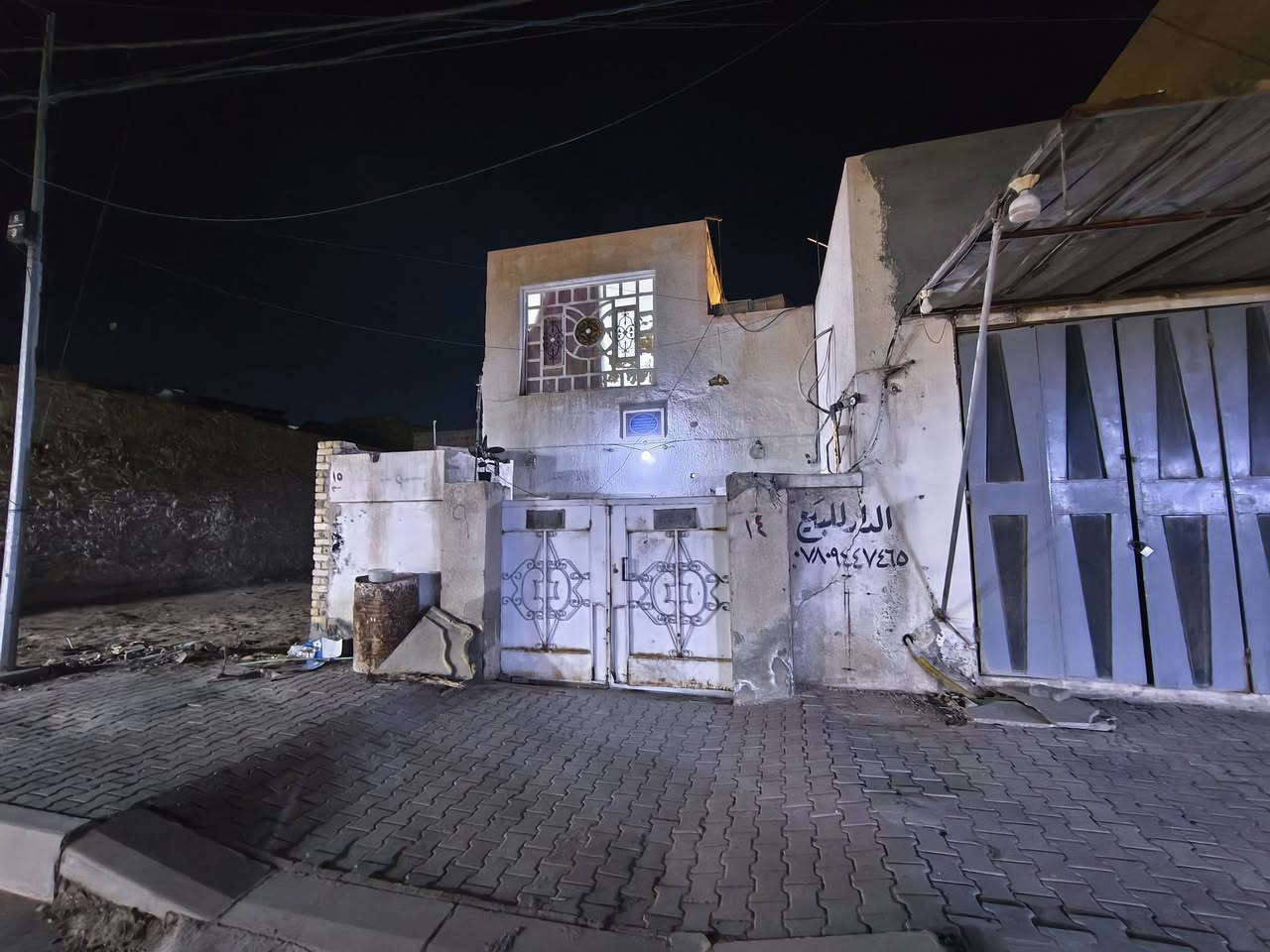 دار للبيع// منطقة حي الإمام الصادق الأولى_ شارع مركز _ قرب مدرسه صفي الدين الحلي...
مساحه الدار/ ١٦٠ متر + محل+ دار يتكون من طابقين 
طابق الارضي يتكون من/ صحيات ( خارجيه+ داخليه)+ طارمه + إستقبال+ صاله + غرف عدد 2 + منور 
الطابق الاول يتكون من / غرف عدد 3 + سطح غير مبني 
للاستفسار الاتصال على رقم...
***********
***********
