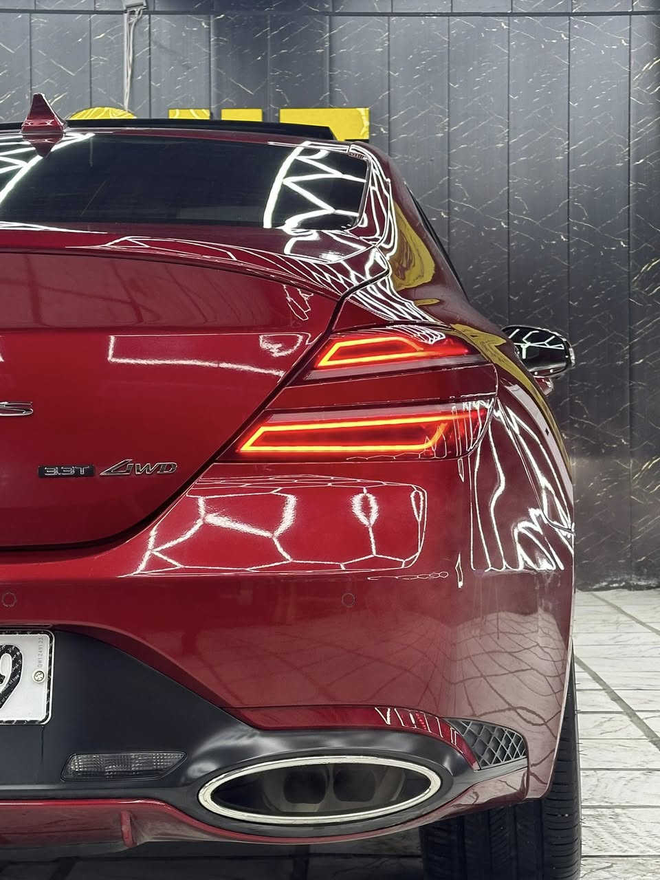 🚗 للبيع – 2023 Genesis G70 Sport + Prestige  22.000km.  AWD
———————————- 
جينسس G70 ( سبورت + برستيج ) 2023 اعلى فئة 
محرك ( 3.3TT ) Awd فور ويل 
اللون احمر ( هاڤانا ) 
السيارة حادثها  جاملغ السائق والبنيد (ايرباك ستيرن ) 
بيها اربع اصابع pdr بجاملغ الخلفي للسائق
العداد ( 22 ) الف كيلو 
السعر ( $27,000 ) 270 ورقة 
🔴 المواصفات الخارجية 
1. بانوراما
2. ويل 19 تو سايز
3. كامرات عدد 4  
4. ترحيب مرايا جانبية ( علامة جينسس ) 
5. حساسات امامي خلفي 
6. رادار امامي تفاعلي 
7. سستم بريكات بريمبو 
8. صندوق ذكي ( يفتح عند الاقتراب ) 
9. رادارات جانبية ( نقطة عمياء )
 🔴 المواصفات الداخلية 
1. سقف كنتارا اسود 
2. كشنات جلد ( نابا ) تطريز احمر
3. سستم صوت ( Lexicon ) 15 سماعة 
4. نظام ( اوتو هولد ) للتوقف لفترات قصيرة
5. ( تدفئة وتبريد ) كشنات امامي 
7. ( تدفئة ) ستيرن 
8. حساسات مطر 
9. شاحن لاسلكي
‏10. ( Head up display ) او ال ( داتا شو 
11. ‏تبريد قطعتين + نظام ( clean air )
12. خمس وضعيات قيادة 
‏( Comfort & Eco &  sport+  & custom & sport )
تخم تايرات Michelin جديد 

السيارة استخدام على ايدي معتني بيها للاخير من ناحية الدهن يتبدل كل 3000 كيلو بانزين كلة محسن  .
——-
تواصل 📱 +  واتساب
***********
