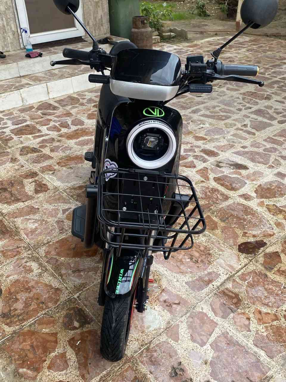 السلام عليكم دراجة شحن R9  مستعملة شهر فقط
5 بطاريات 
سويجين وبطايق 2 وبصمة 
بلوتوث ،مدخل USB للشحن
صندوق امامي 
4 كير و السرعه الاقصى 109 ومذكوره في الفيديو التفاصيل اكثر 
بريك حساس
الشحن يكفيك مسافة 40 كيلو  
مانع سرقه يوقف الدراجة مع انذار عند التحريك بدون مفتاح  

📌السعر 525 وبي مجال للأستفسار الاتصال على الرقم 

0776 161 6122
او المراسلة خاص
