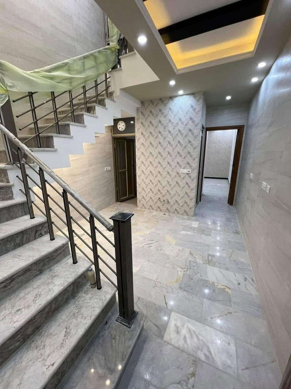 السلام عليكم
مشتملات تونات للبيع

📍 الموقع: البنوك – التربيه فرع مثلجات الصفصاف

▪️ واجهه ٤ م
▪️ نزال ١٦ م

✨ التفاصيل:
كراج – استقبال – مطبخ – منور – خدمات – غرفة نوم
الطابق الأول: غرفتين نوم مع خدمات

✔️ ارضيات مرمر
✔️ واجهة مرمر

للاستفسار اكثر مراجعة مكتب الهدف للعقار 
البنوك شارع الكنيسه باتجاه الجسر مجاور مكوى ريحانه
📞 ***********
