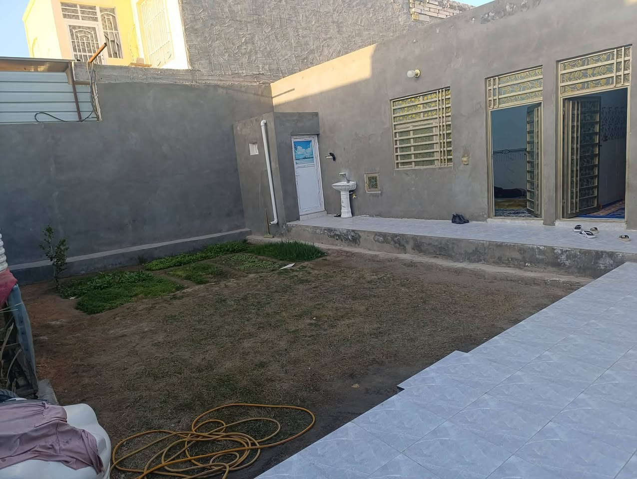 يا الله سلام عليكم 250 متر للبيع بناء بلوك وعكاده  اساس صب كونكريت يحتوي على غرفتين او صاله وستقبال شارع المطار بشارع علكم بشارع حاتم الخير نهايت المقرنص  مكانه كولش حلو سعر 70 او بي مجال  ***********
