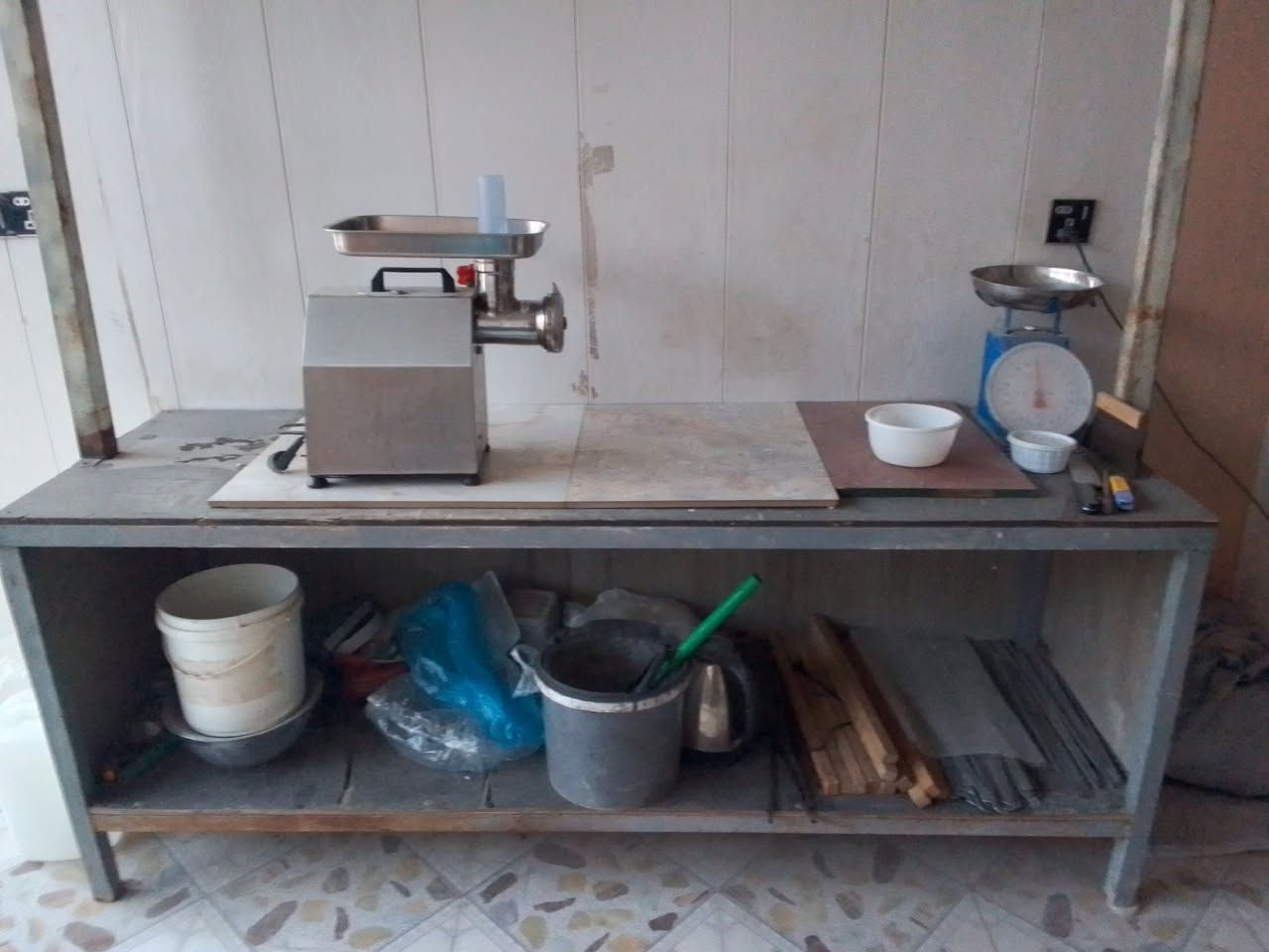 للبيع ادوات مطعم للبيع 
مفرمة لحم المانية اصلية حجم 22 السعر 250 الف
بوجه شواء كاملة مفرغة ومنقلة وباور هواء 250 الف
مجمدة حجم 14 قدم 100 الف
ميز حديد 2 متر مجهز بجناكيل تعليك اللحم 100 الف
سنك مرمى 75 الف 
للاستفسار كربلاء البوبيات 
*********** 
والاسعار بيهه تخفيض للشراي
