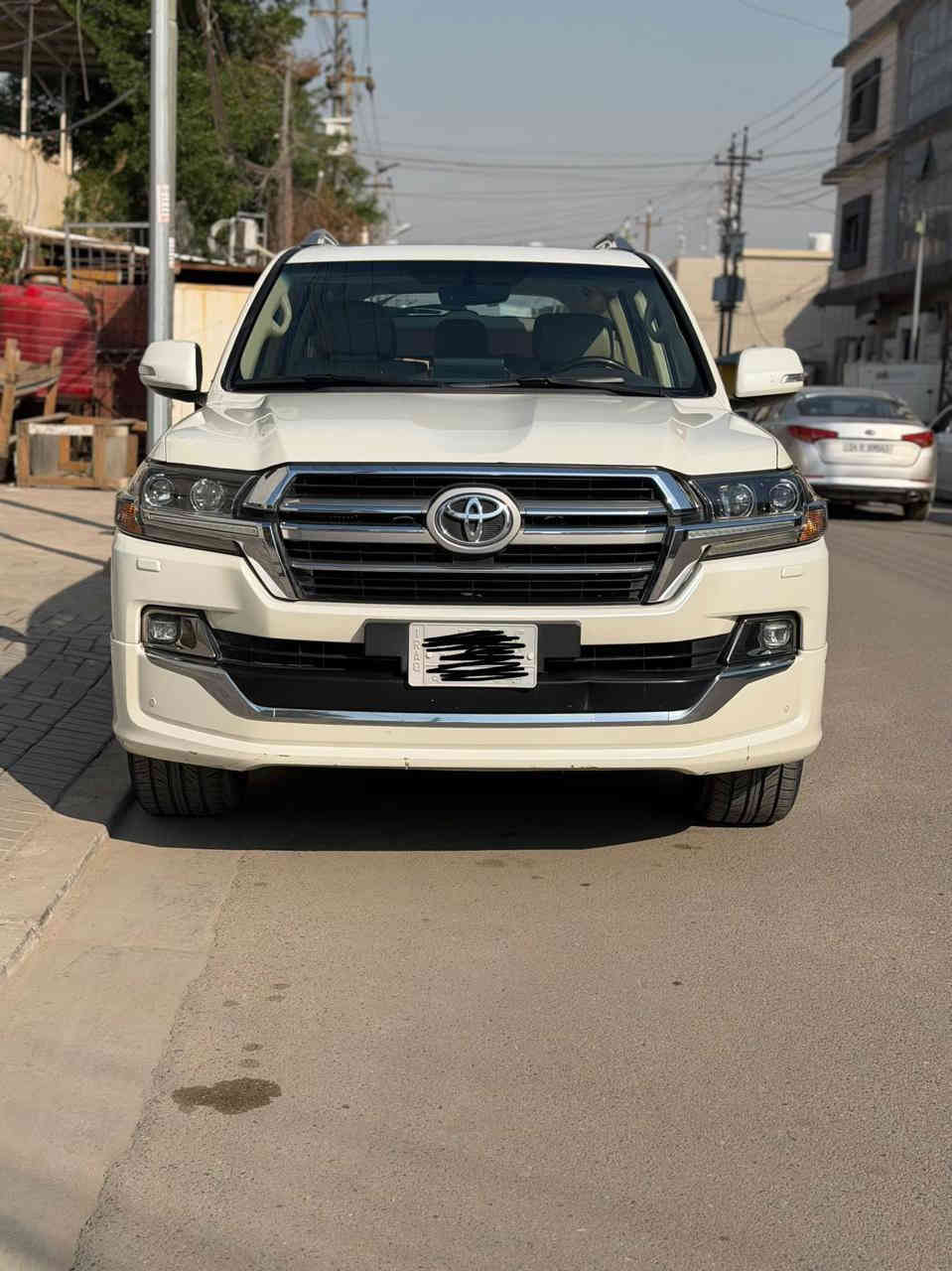 السلام عليكم 
لاند گروز موديل 2019
رقم بصرة 
فول مواصفات 8 سلندر لون ابيض
العنوان البصرة 
السعر 540 وبيها مجال

***********
