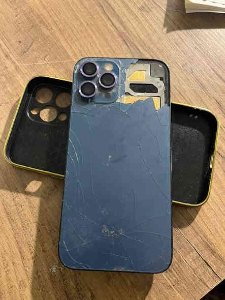 12 برو ماكس ذ 256
سعر 300 
بطارية 100 معلاية
كلشي شغال فيس ايدي شغال 
مبدل فقط شاشة 
مكاني بغداد الزعفرانية
***********
