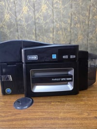 طابعة هويات فاركو حجم 1500{مستخدمة] تطبع وجهين في ان واحد الدقة 300 Dp...