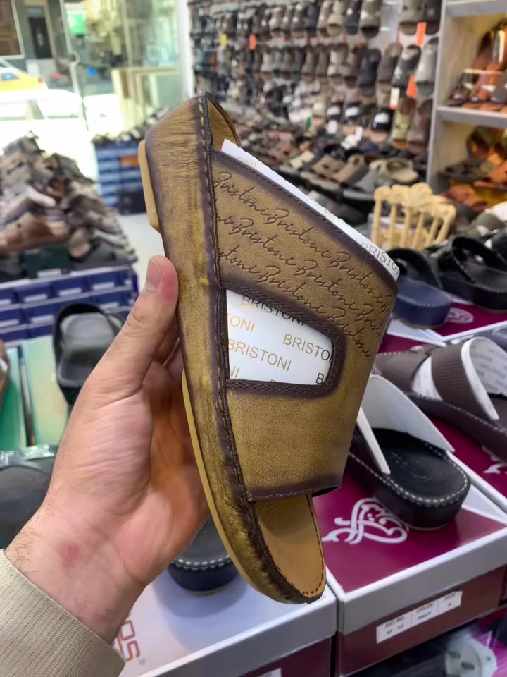 السلام عليكم وصلة بضاعتنه الأماراتيه 🇦🇪
الجلد الطبيعي ال ١٠٠٪؜ 
شغل يدوي مخيط ومغلف باجواد انواع الجلود 
الدبان جلد والوجي جلد 
القياسات متوفره من ٤٠ لل ٤٦ 
شرفونا داخل المحل او للتواصل واتساب ***********
