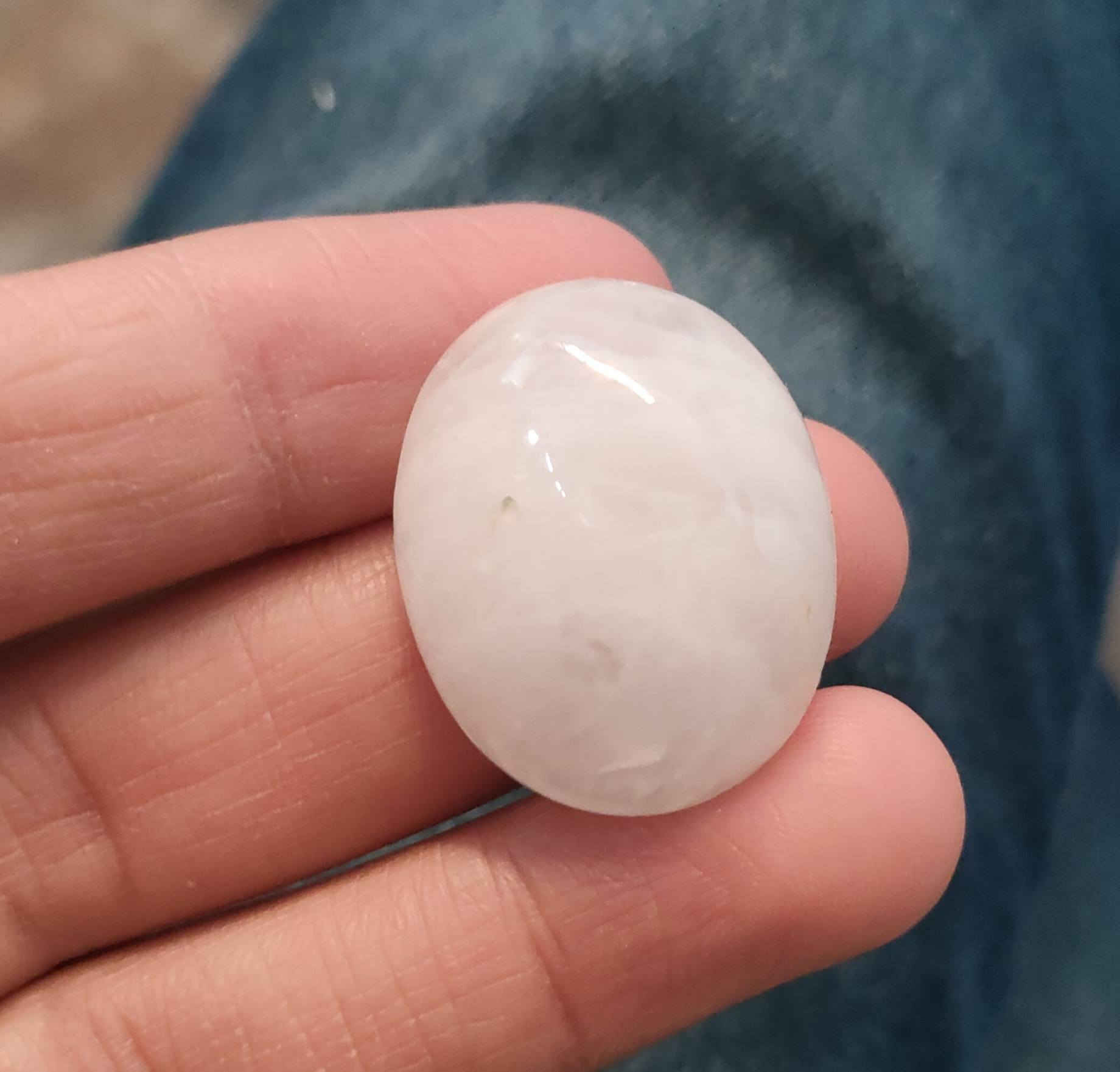 حجر القمر من الأحجار المعروفة بلمعته الحليبية ولمعان أزرق خفيف يُسمّى “الوميض القمري”. كثير ناس يحبوه لأنه هادئ بالشكل ويعطي إحساس صفاء ✨

السعر واللاستفسار على الخاص 
يتوفر خدمة توصيل لجميع محافظات العراق


**إذا كنت صاحب هذا الإعلان وتريد حذفه لأي سبب، رجاءا أرسل رسالة إلى الدعم الفني**