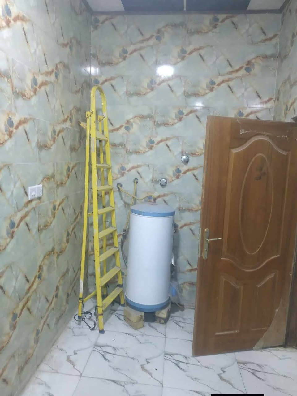 السلام عليكم مكتب عقارات الشمس  مقابيل المستشفى التركي !!!
                         بإدارة ((أحمد الگريطي))
                    
    ☎️*********** 
                        ☎️***********

🏠 شقة للإيجار مؤثثة تحتوي على غرفه وكليدور ومطبخ ومجمع صحيات وسطح درج معزول  

⁦←⁠_⁠←⁩⁦(⁠*⁠_⁠*⁠)⁩⁦←⁠_⁠←⁩

🌎الموقع حي الزهراء على الخدمي  

⁦←⁠_⁠←⁩⁦(⁠*⁠_⁠*⁠)⁩⁦←⁠_⁠←⁩

💰💸قيمة الايجار 350 مع أجور الماء والكهرباء
