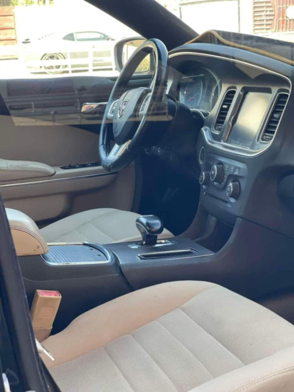 السلام عليكم
جارجر 13 
 أصل خليجيه 
لون اسود
رقم أربيل دولي تحويل 
داخل عسلي سياره كفاله من الخدوش والرصعات  بيها فقط صبغ الجامغ الخلفي بدون حادث  عليها ادمه كامله من تخم تاير نوزلات ابلاكت لايت زنون مكان السياره العمارة ميسان 
***********
