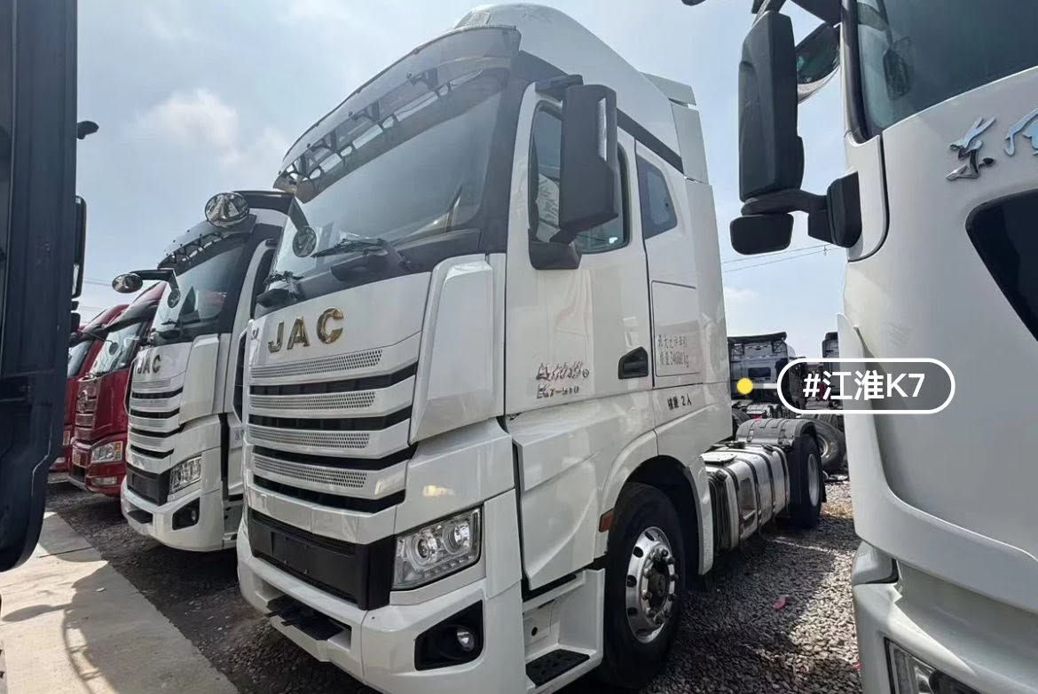 للبيع | شاحنة جرار JAC K7 أعلى مواصفات (تعليق هوائي)
📅 موديل 2021 / تسجيل 3-2021

🔋 قوة المحرك: 510 حصان

⚙️ ناقل الحركة: ZF أوتوماتيك مستورد (مع بريك هيدروليك / Retarder)

📌 المواصفات:

* محرك فوكان (قوي وموثوق)

* نظام تعليق هوائي (Air Suspension)

* تشغيل بزر واحد (Start/Stop)

* مقاعد جلد فاخرة

* نظام تحذير مغادرة المسار

* نظام مانع الاصطدام الأمامي

* مكيف سقفي + تدفئة (راحة كاملة للسائق)

📦 التصدير:

* موقع الشاحنة: الصين 🇨🇳

* يمكن التصدير إلى أي ميناء في العالم

* تخليص وتصدير كامل حسب الطلب

💰 السعر: 13,988 دولار أمريكي (قابل للتفاوض)


**إذا كنت صاحب هذا الإعلان وتريد حذفه لأي سبب، رجاءا أرسل رسالة إلى الدعم الفني**