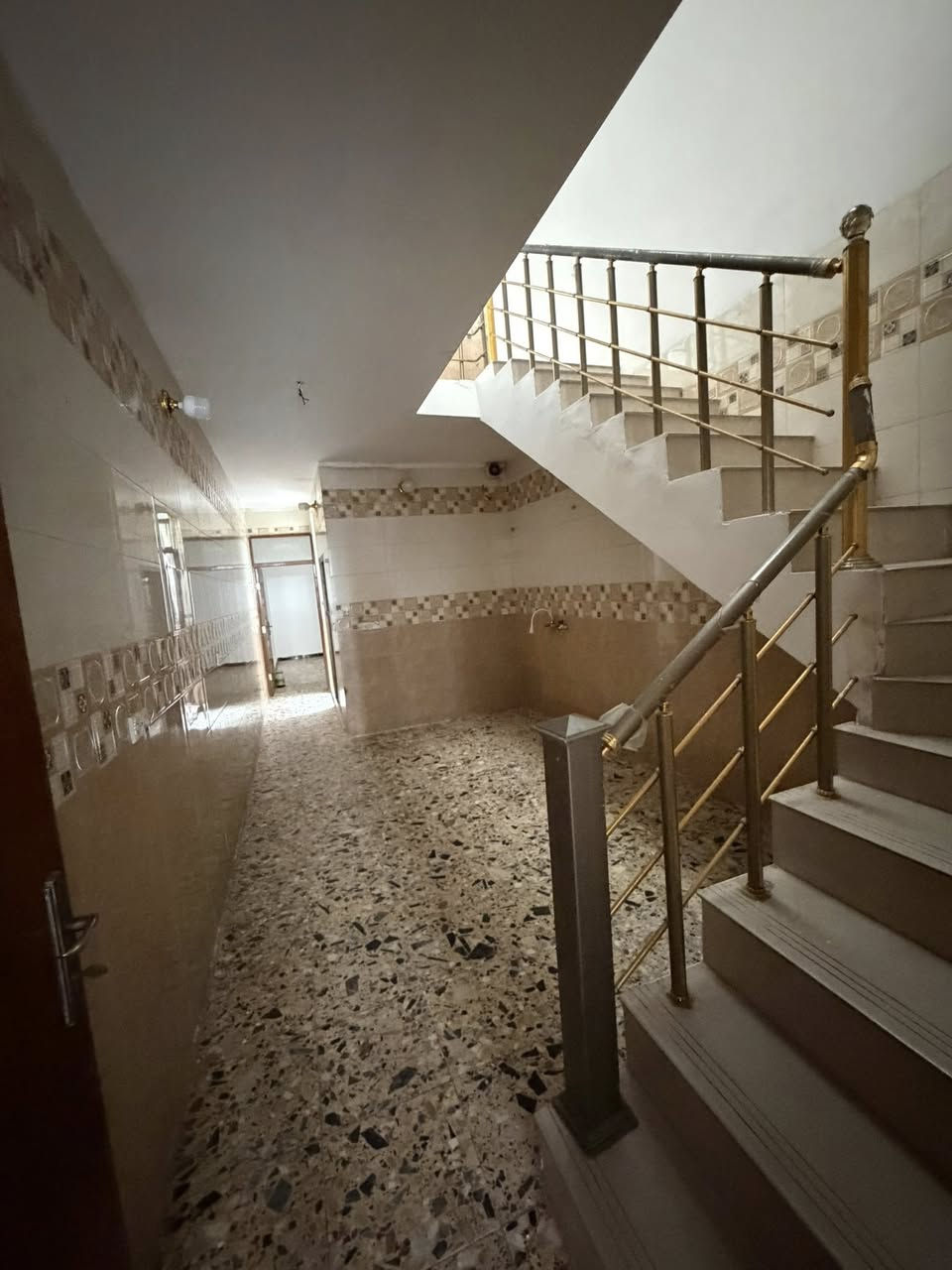 يا الله
مشتمل للبيع في منطقة الشعب حي التجار الثانية مقابل مدرسة غمدان
المساحة ٧٥ متر
واجه ٣،٥ م
نزال ٢١،٥ م
يحتوي على ٣ غرف نوم وصالة خطار ومطببخ ومنور وخدمات بكل طابق
للاستفسار
مكتب الحضارة للوساطة العقارية
***********
