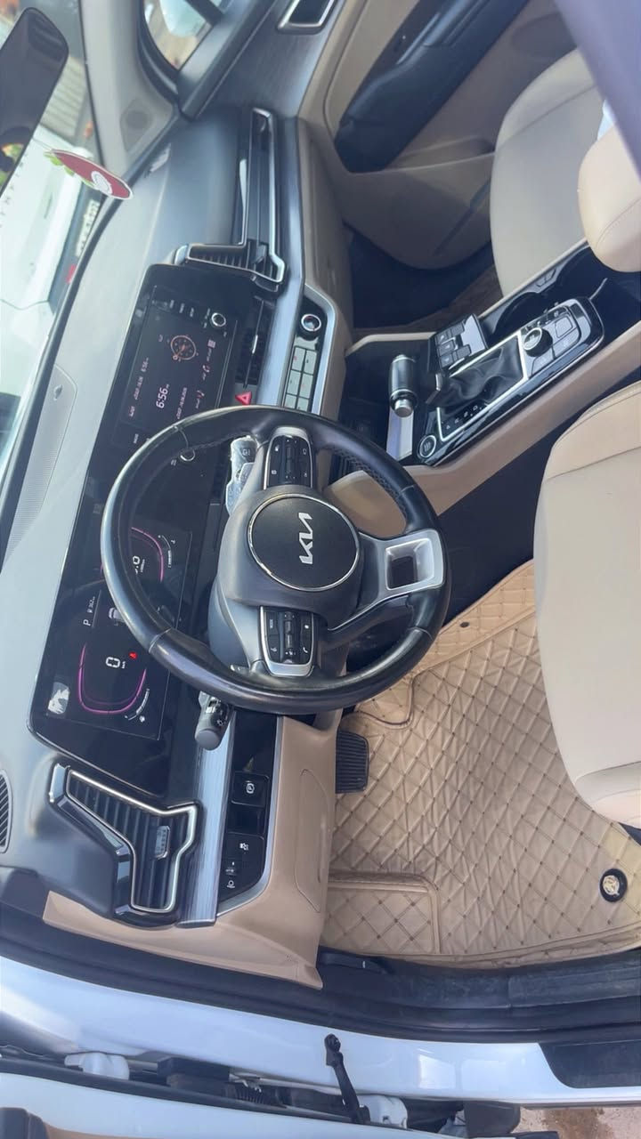 السلام عليكم 
السعر ١٧٨ مجال كلش قليل 
كيا سبورتج خليجي موديل ٢٣ 
السياره انطخت بلبجم وصار بيها تبديل بنيد وخشوم الجاملغات صبغ فقط شواصي ولغود مكفولات ماشيه ٢٢ الف فول مواصفات عده البنراما معروفه مواصفات الخليجي مكان السيارة بغداد السيدية للاستفسار ***********
