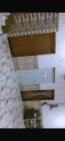 تفاصيل  شارع رئيسي مو فرعي موقع تجاري   البيت بلوك كهربائي صب كونكريت سطح شتايكر ارضيه بورسلين  👍غرفتين وصاله  وكليدور محل داخل لبيت باب داخلي وخارجي ومطبخ ✅

وديوانيه وصحيات داخليه خارجيه ✅

 ويه بيت اثاث 3سبالت ومكيف وديوان وغرفت نوم وكاونتر وكراج سياره  تصل صاحب البيت بي وتساب***********
