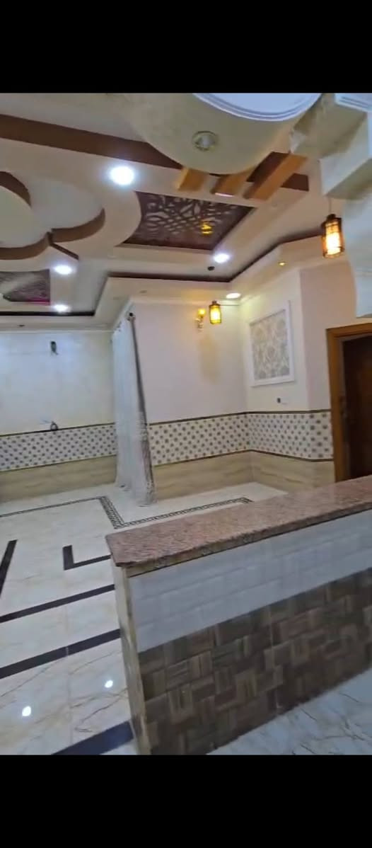 شقه ديلوكس للايجار طابق اول درج موقع حي الزيتون تحتوي 2 غرف وصاله ومطبخ وصحيات + تانكي + كيزر + ماطور+ اناره + شافطه + مراوح + خط نت شقه كامله موكمله ايجار 600 نهايته للاستفسار *********** مراسله على واتساب او اتصال
