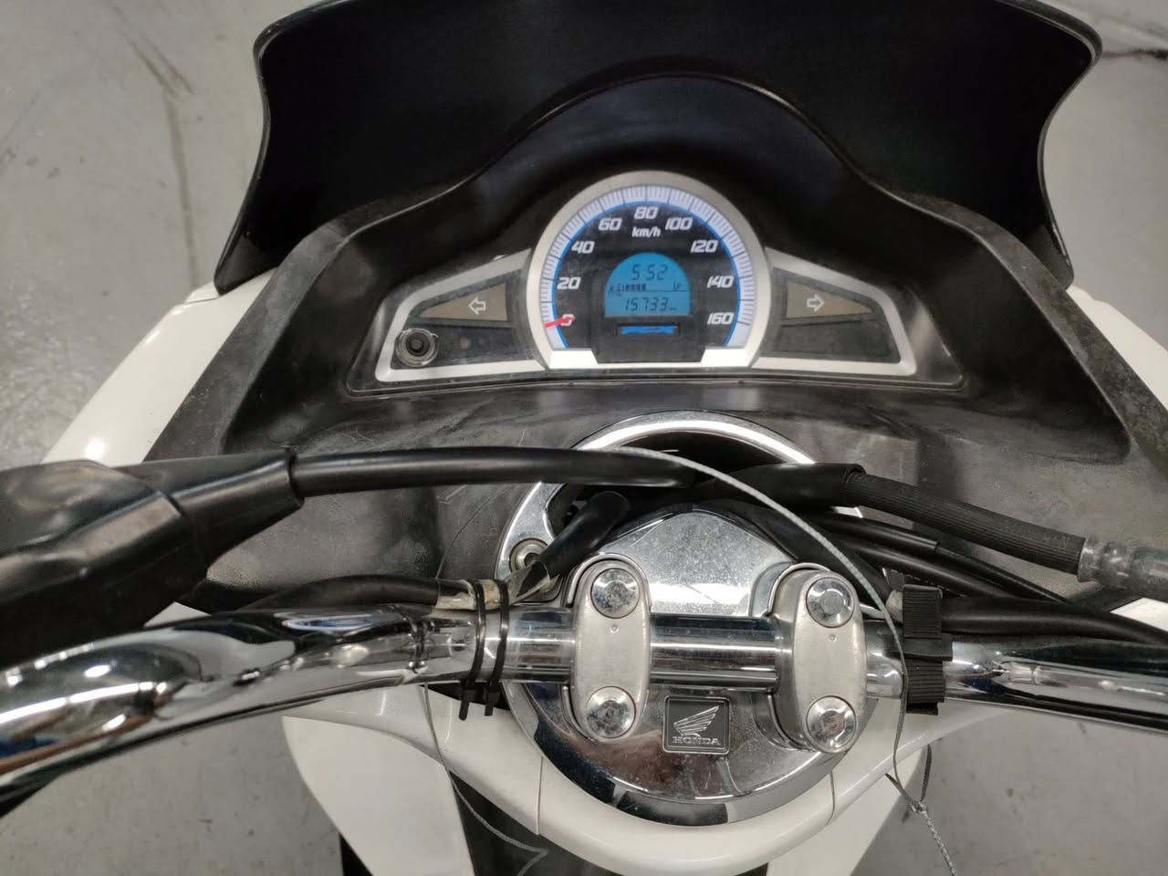 سلام عليكم
PCX 
جيل ثاني 
مكينة 125
ماشيه 25الف
مكينة مكفوله 
كفرات مكفولات ماعدة الجهة اليسره مال بجم 
صور المزاد وكتلوكو ورقم الشاصي موجود دراجة نضيفة من أخذته من الرمبه هم شاديلهة الصلنصة طابق رقم الشاصي ويا ورقة المزاد مكاني سبع ابكار أو شارع الكفاح 
***********
