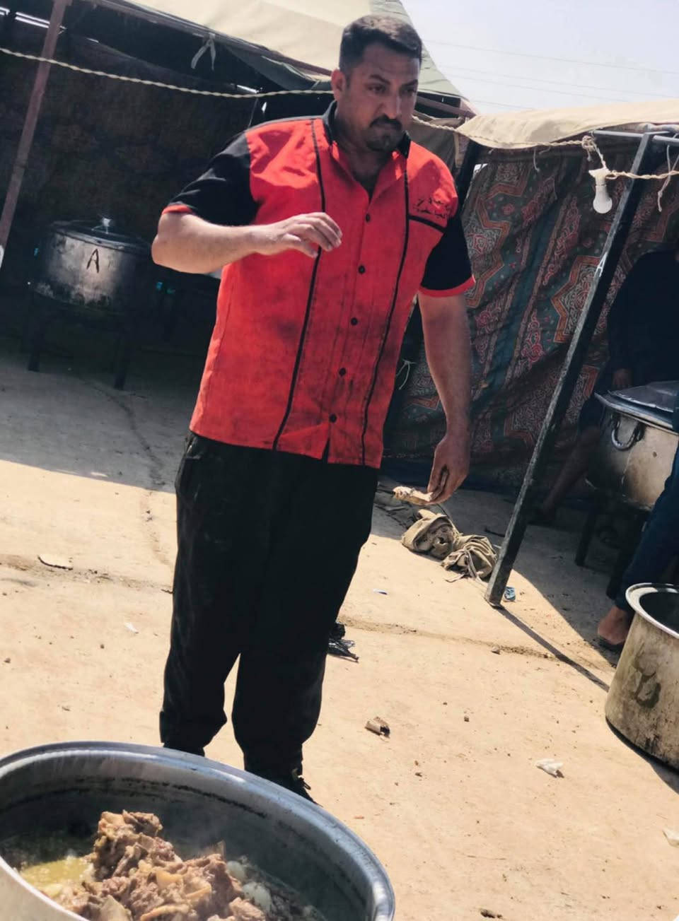 السلام عليكم مستعدون لكافة المناسبات الخاصة والعامة كادر متكامل وخبرة ونضافه في العمل…رقم الهاتف ***********
 ومن الله التوفيق
