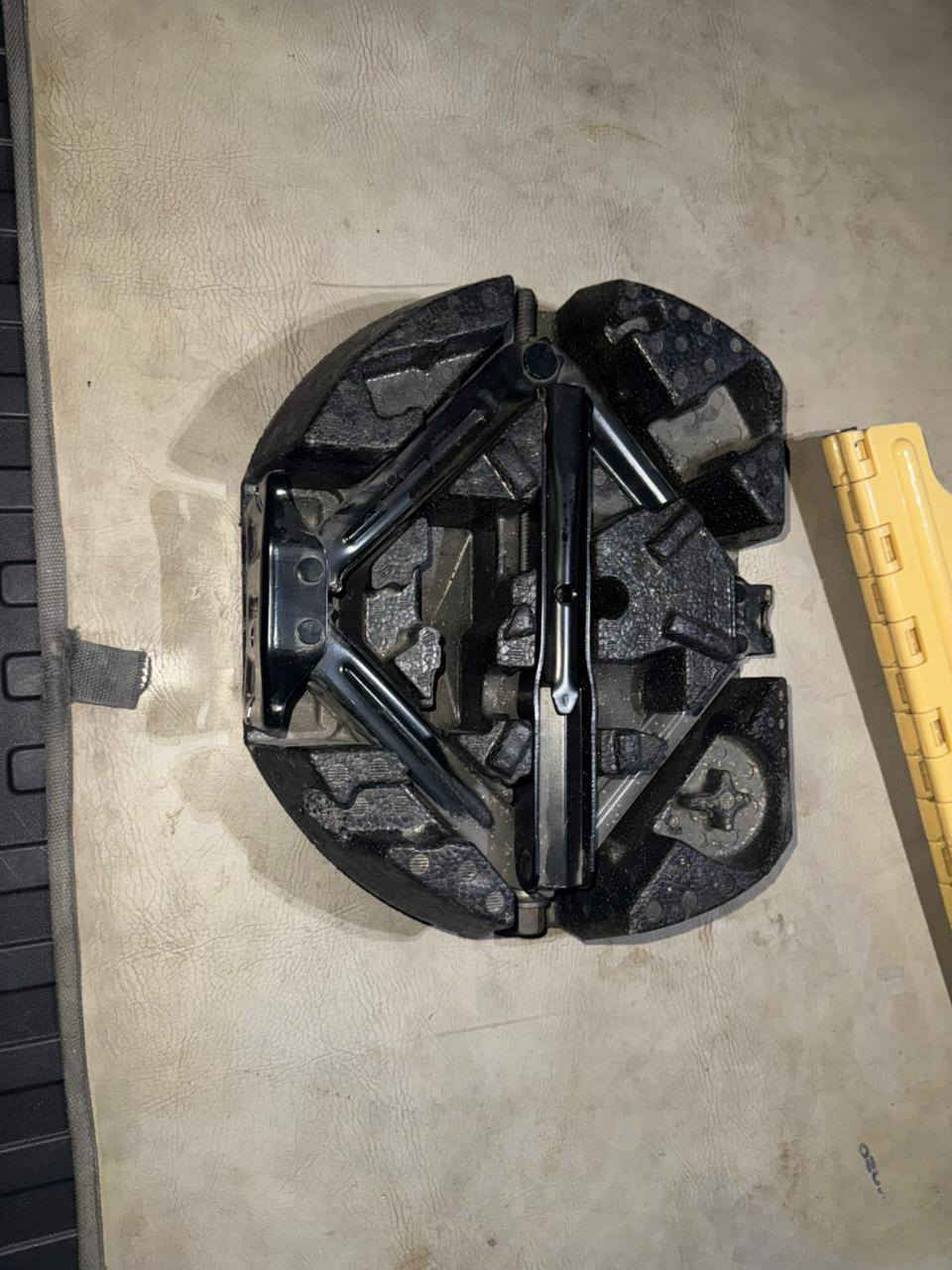 دبل GMC تيران امامي جديد 
درع مكينه ماليبو جديد 
فلينه وجك كامل 
سبير نضيف 
للبيع اي ستفسار 
ه‍ ‏‪***********‬‏
