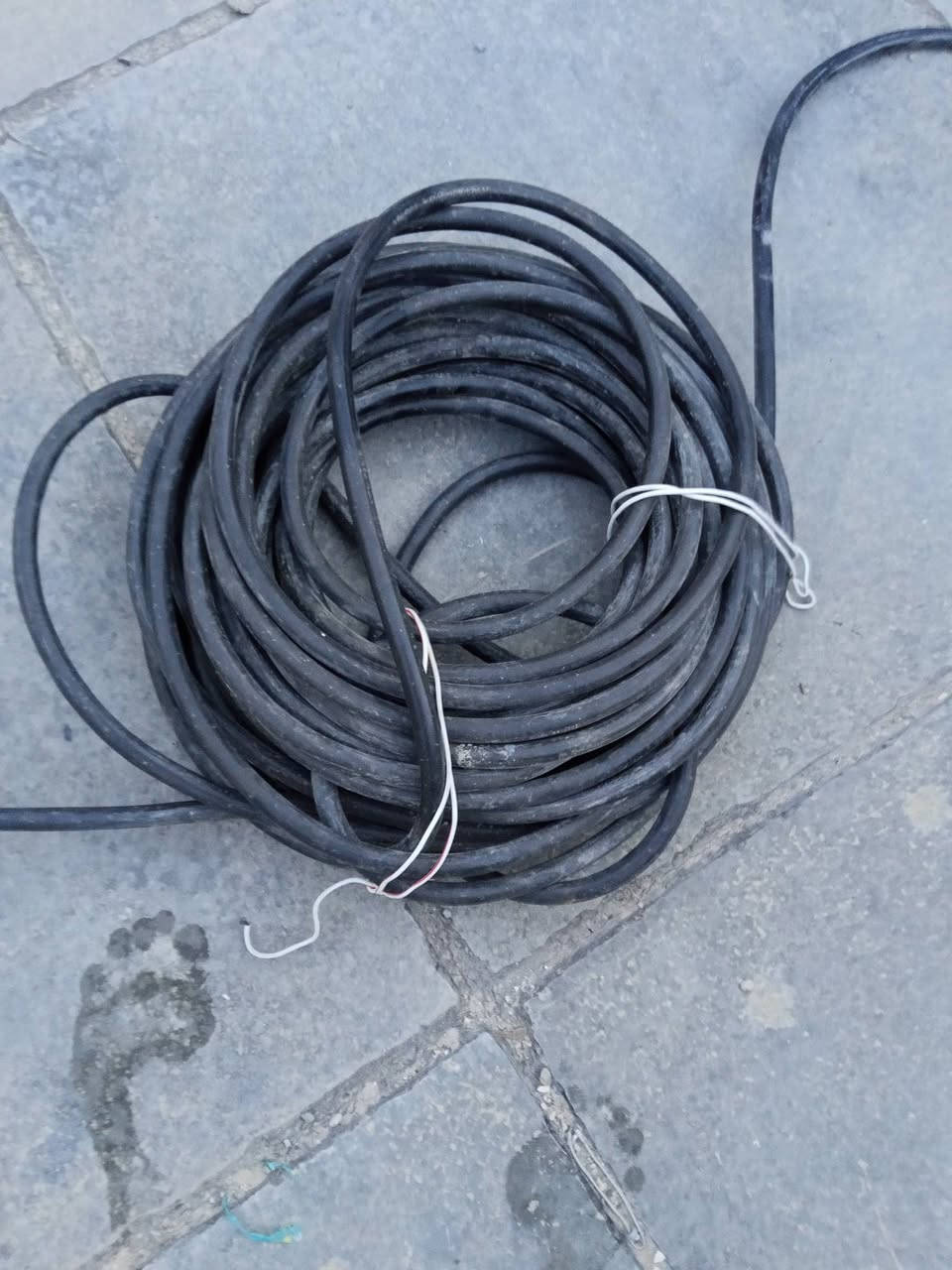 كيبل تقريبا اكثر من 50 متر جديد مامستخدم سعره 225 ***********
