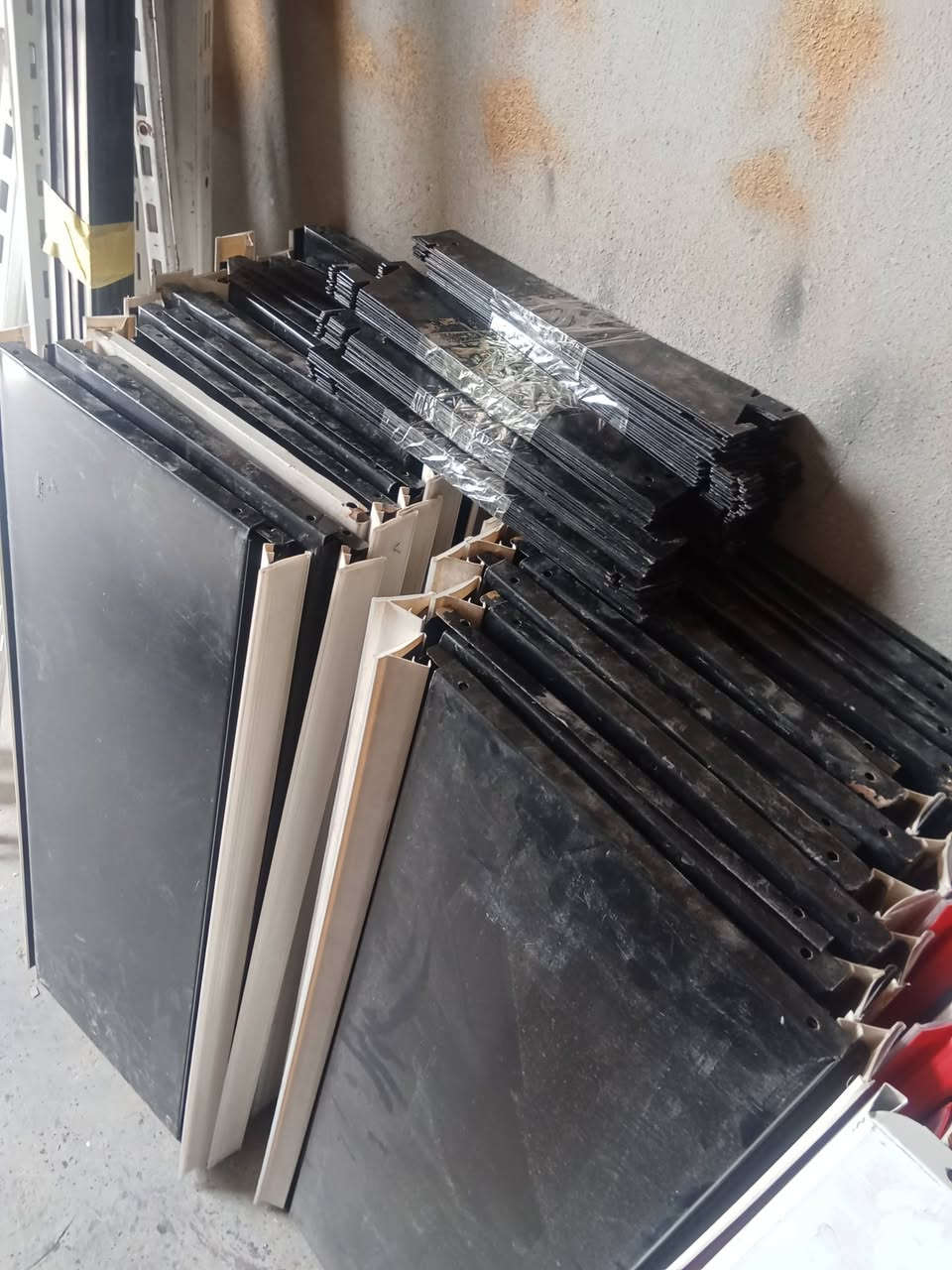 رف مستعمل 9 متر اسود مع 8 متر ابيض  ورف وسطي 4 متر مكاني كركوك للاتصال ***********
