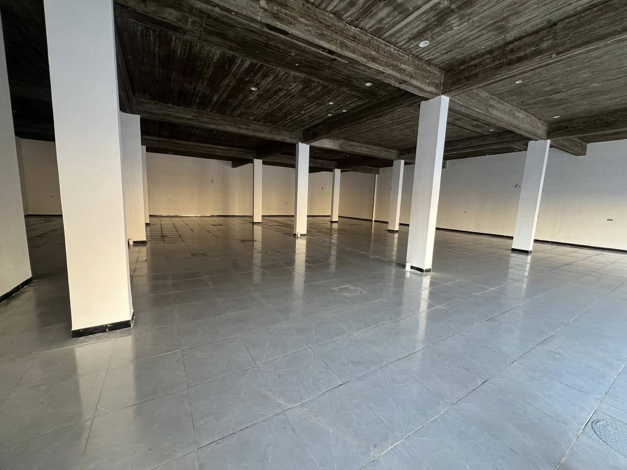 السلام عليكم 

بنايه للايجار الموقع حي الحوز شارع 30 الداخلي قرب جسر الحوز  وكورنيش الحوز مساحه البنايه الكليه 600 متر الواجه23متر.  النزال 25 متر.  

الاستفسار هاتف 

***********
***********
