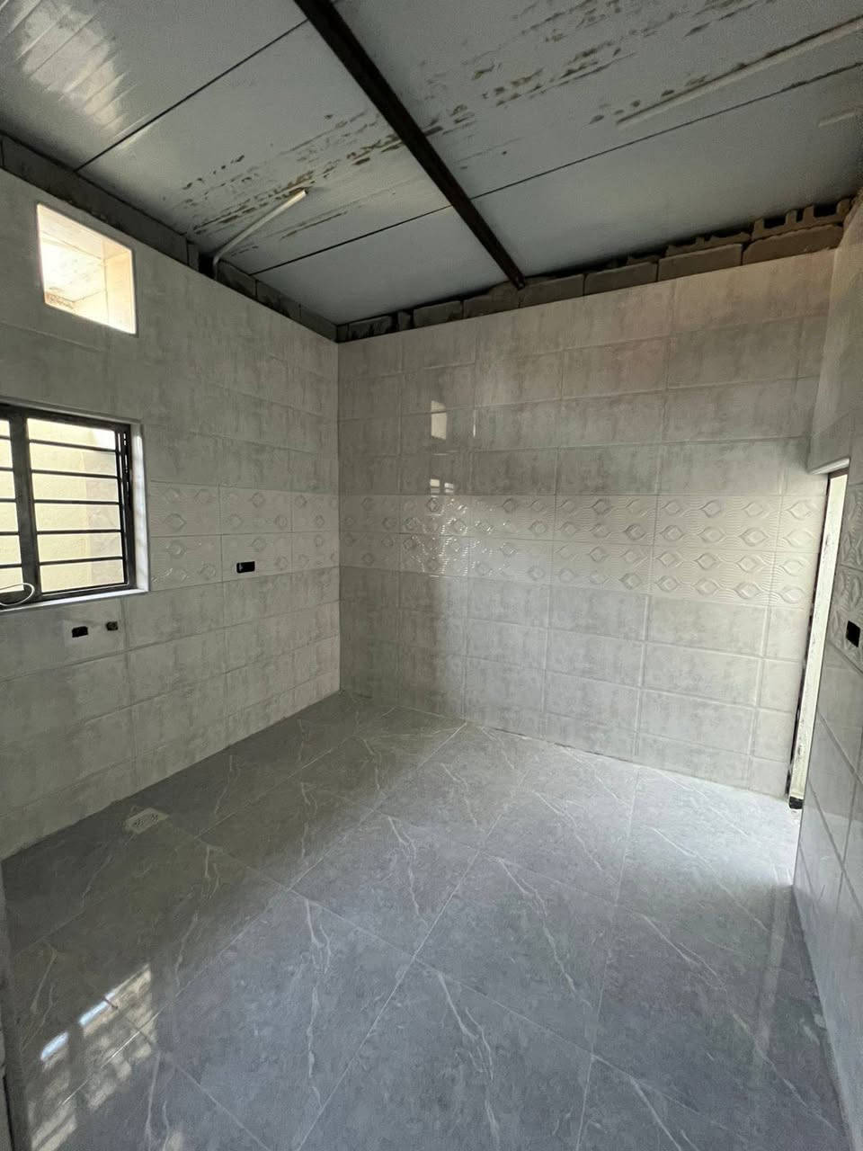 هذا البيت سبوع ويكمل مساحه 100 متر #السعر 40 بي مجال طبعن البيت رباط ارضي ورباط فوك شبابيك وسقف سندويج يحتوي على غرفتين منام وديوان وصاله ومطبخ وصحيات البيت وقف سني اصولي مسجل العنوان ابي الخصيب #ابو كوصره قرب مدرسة تدمر اللاستفسار اكثر واتساب 
***********
