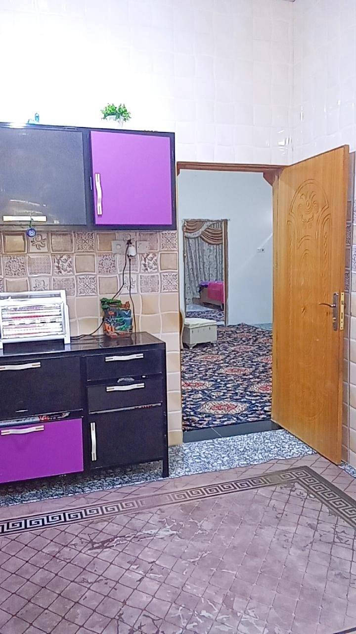 بيت للبيع طابوه صرف زراعي 
مساحه البيت240 متر
شارع 10متر 
 يتكون من 
غرفتين 
مطبخ 
ديوانيه 
صاله 
موزع كبير
منور 
مخزن
صحيات داخليه وخارجيه 
سعر 115
تواصل ***********
عنوان قضاء شط العرب الجزيرة على نهر ابو زوري
