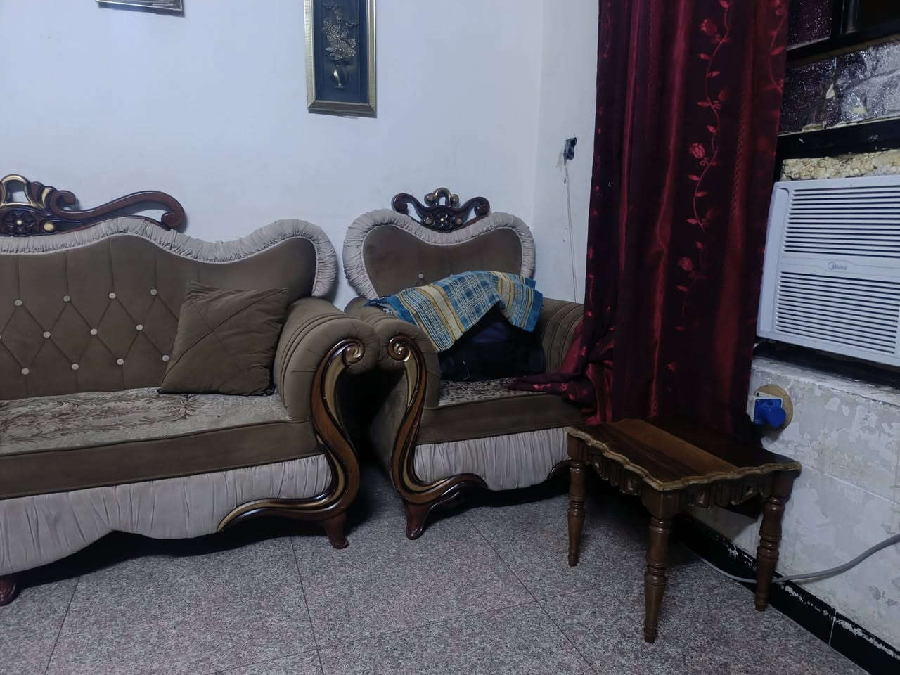 السلام عليكم عندي طخم مكون من 10مقاعد للبيع سعره 250فقط بيه رجل وحده بلاستك مكسوره موجوده عند الانشائيه من عدها اليحب يشتري الاتصال على الرقم ***********وبيه مجال
