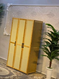 دولاب خشبي أنيق مع تصميم حديث، يتناسب مع ديكور أي منزل. يتميز بلونه ال...