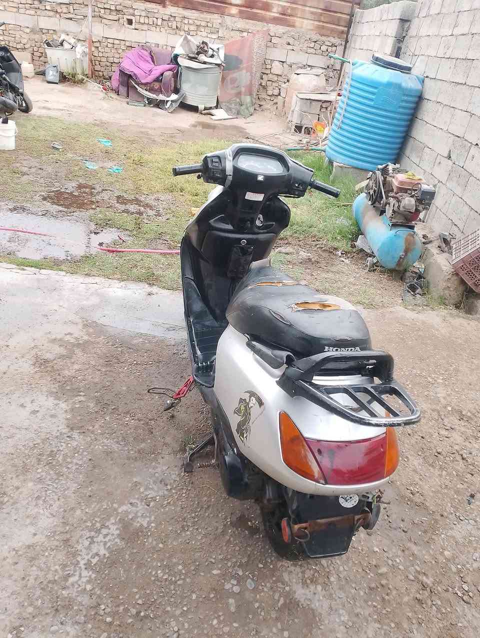 سلام عليكم دراجة سبيسي ياباني طافية ماعرف اشبيهة نارية بيهة دراجة بلادي كلهة مكينة ما مفتوحة كهربائيات شغالة من الطول لطول سلف شغال كاملة كابريتر بلادي صالنصة بلادي  كفرات كاملة ابيع كوم حديد سعر 200 وبيهة مجال مكاني زعفرانية ***********
