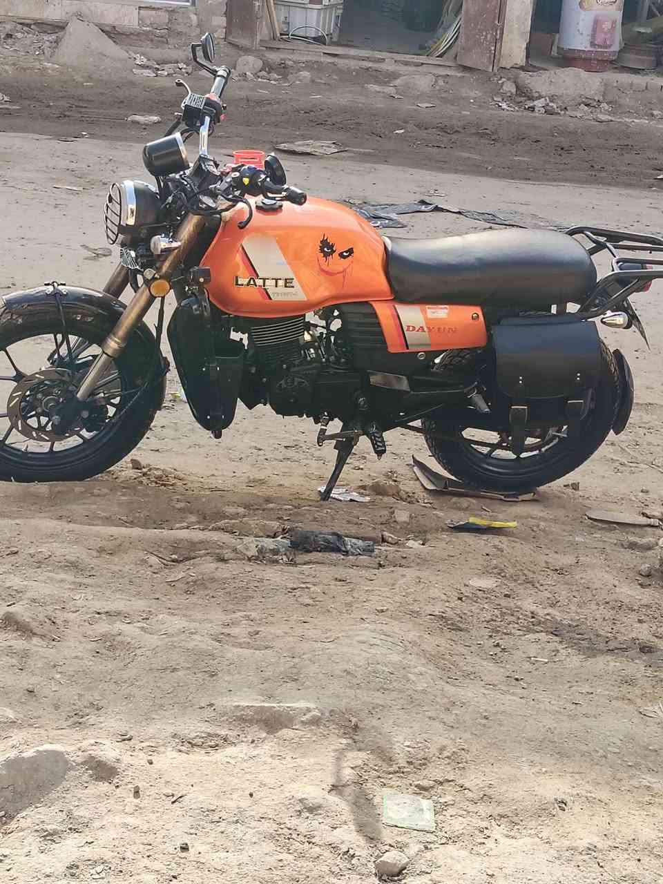 لايتي موديل 22 رقم وسنويه كلشي شغال بيها بس العداد واكف الكيلو متر مالته
محرك 200 مكفول مامفتوح. ومحور ويل كب وتايرات جدد 
تشتغل سويج + بصمه
مكاني ديوانيه سعرها مليونين و100 بيها مجال ***********
