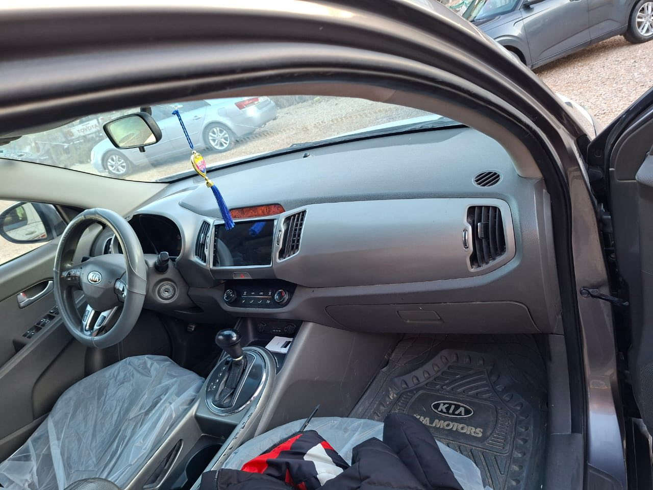 السلام عليكم سبورتج 2011امريكي مكينه 2400دوش جاهزه من كشي حداديه كهربائيات رقم دولي تريد وكاله تريد تحويل بيه قطعتين جاملغ وبنيد اي دواخل مابيه السياره لاستفسار اكثر تصل عله رقم ***********
