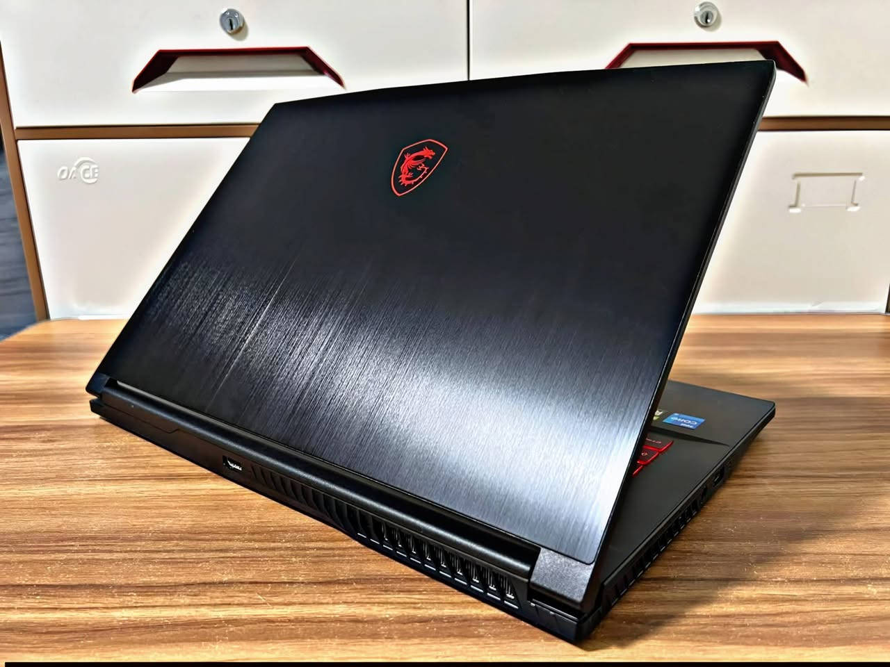 السلام عليكم
لابتوب كيمنك للبيع 
لابتوب MSI GF63 Thin    (جيل الثاني عشر) للبيع 
المعالج core i7 -12650H (الجيل لثاني عشر )
الرام  (ddr4)  حجم 16GB  قابل للتطوير
الهارد (Ssd) 256 ssd  m.2  اللي يعتبر من اسرع انواع الهاردات 
كرت الشاشة الخارجي (Nvidia Geforce RTX 4060 ) حجم 6 كيكا 
الشاشه حجم 15.6 انج ضد التوهج  والانعكاس  144 هرتز 
نظافة تصل الى 98%
يحتوي كل  فان قوي  للتبريد ❄️ 🌬️
 يحتوي على سماعتين ستيريو مدمجتين (Stereo Speakers)🔊🔊
باتري ليثيوم 6 خلايا شحن سريع 135 واط وشاحنته الاصليه 
  كيبورد ضوئي  لون احمر  ليزري وبيهه منفذ تايب سي ورام وسيم كرت وكامره دقة 1080 الحاسبه مستخدمه شي قليل شخط واحد ‏ مابيه
بطارية 5 ساعات أو اكثر وحسب الاستخدام 
 بطارية قوية 🔋
  ‏وزن الابتوب خفيف ومناسب للتنقل
  ‏+
  ‏هدية 🎁
(ماوس+شاحنة اصلية 135W شحن سريع)
+++
هدية مع الابتوب
3 العاب+لعبة ببجي 120 فريم 
  ‏+
برامج
Microsoft office 2025
AUTOCAD 2025
PHOTOSHOP 2025

وافق ادمن❤️❤️
واتساب 
***********‬‏
