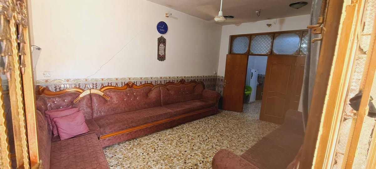 السلام عليكم دار لليبع طابقين  مساحة 125 م  سند 25 طابو زراعي مدخل البيت طارمه كبيره +صاله +مطبخ +كليدور +غرفه نوم واحده+ مجمع صحيات  اما +طابق ثاني غرفه وكلدور كبير وسطح العنوان  حله حي الشاوي الفرع الي خلف مطبعة دار العربي قريب ع الشارع العام التجاري البناء نظيف جدا وعالي عن الشارع الدار مجاري وليس مخزن وملاسق بيوت الطابو التفاصيل او اي استفسار هذا رقمي *********** او مراسله ع الخاص

