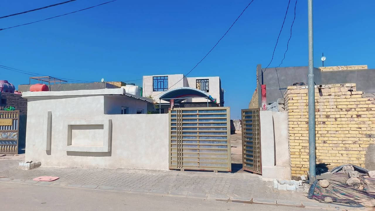 بيت مساحه 350في  ملحق حي العامل يتوفر جميع الخدمات ماء خطين وكهرباء ومولد
ومدارس ابتدائية وإعدادية 
ومستوصف صحي 
ونترنيت ضوئي
البناء جديد 
الاساس صب مسلح كونكريت 
البناء ابلوك واعازل طابوق 
الارتفاع 3متر ونص 
البيت يتكون مطبخ حار +ومطبخ بارد + غرفتين + صاله +مجمع صحيات وحمام داخلي  وبراني كبير 
+محل خارجي +صحيات خارجيه وحمام
أي استفسار تفضل ***********وتساب ادزلك فيدو شرح تفاصيل 
السعر 75قابل للتفاوض
