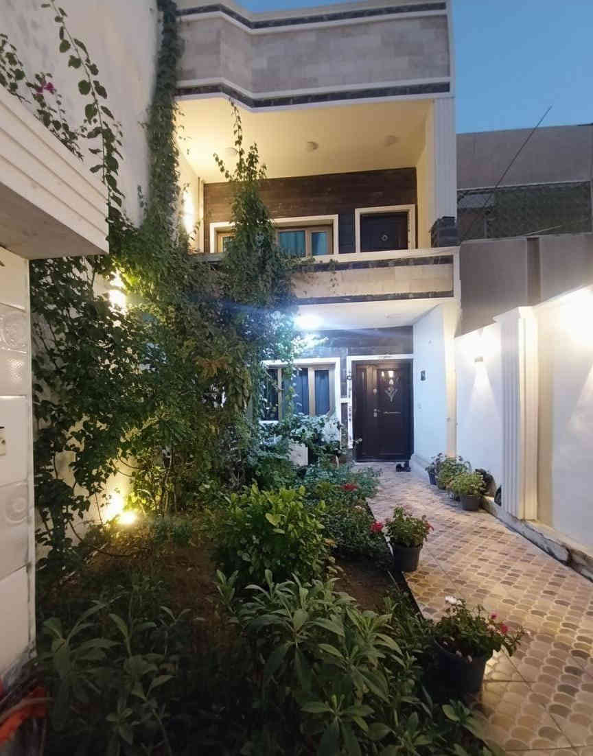 عرض حصري ...عرض حصري 
بيع مستعجل📍 سعر جدا جدا مناسب ❗❗❗
🏠️️للبيع دار سكن حديث🏠

🔴المساحة : 90م
🟠الواجهة: 4٫50م    
🟡النزال: 20م.  

💯بناء حديث درجة اولى مع خدمات راقية:

      🔷الابواب الخارجية قاصة محكم الغلق تركي
      🔹️الابواب الداخلية خشب صاج 
      🔹️الشبابيك المنيوم تركي حديث
      🔹️المحجر المنيوم تركي حديث
      🔹 سخان ماء + ماطور ماء + 2 خزان ماء(1000لتر) كل واحد
      🔹نظام(انترنت+سبالت+انابيب دفن)
      🔹 اضواء سبورتلايت
     

🟩الطابق الارضي: 

       🟢️حديقة خارجية
       🟢خدمات صحية خارجية
       🟢️صالة 
       🟢️ حديقة داخلية
       🟢️مطبخ حار + مطبخ بارد
       🟢️خدمات صحية 
 
🟦الطابق الاول: 
 
       🔵️غرفتين نوم
       🔵️خدمات صحية 

🟪️الطابق الثاني:
   
       ️🟣بيتونة
       🟣سطحين امامي وخلفي
    

📌موقع الدار:
      [حي البنوك / الميثاق / مربع الاعتزاز] ✅الشارع نافذ ، يبعد المنزل عن الشارع العام 60م
______________________________________________

‼ السعر مناسب مقارنةً مع اسعار العقارات في نفس المنطقة.
_____________

للاستفسار مراسلة الصفحة على الخاص 
او الاتصال على رقم صاحب العقار : ***********
📞متوفر واتساب
