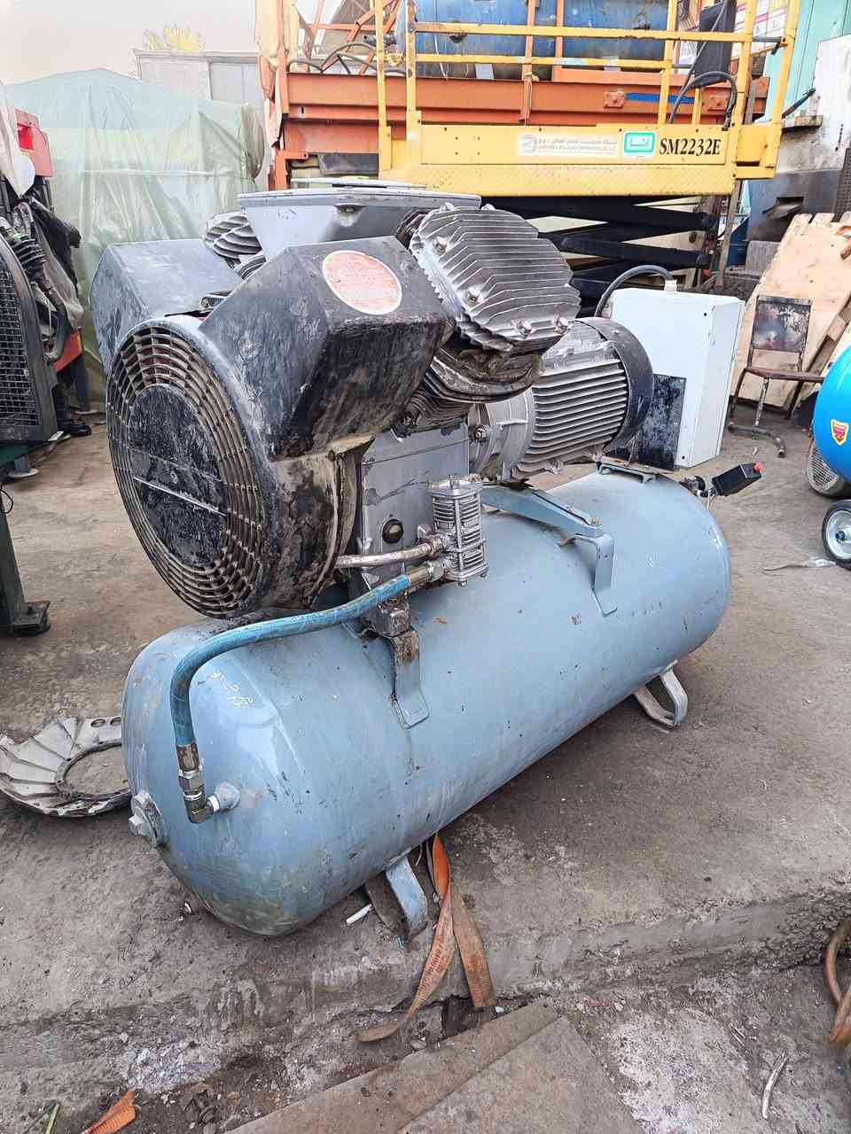السلام عليكم كمبريسر هواء اطلس كوبكو سويدي حجم LE11 كمبريسر نظيف وبلادي للاتصال *********** العنوان بغداد باب الشيخ كراج الحرباوي محلات النور
