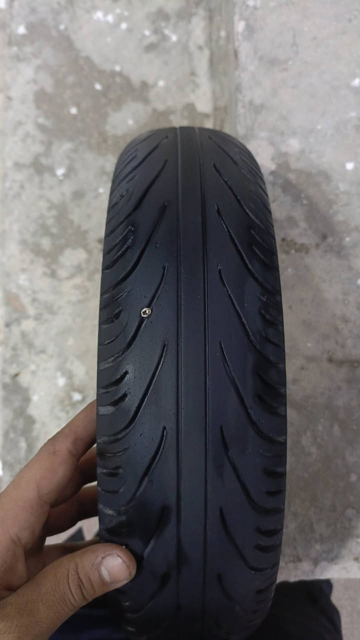 سلام عليكم شباب زوج تايرات ماكس مقياس 10/90/90 نضاف فقط واحد بي بنجر مكاني بغداد 
مدينه الصدر ***********
