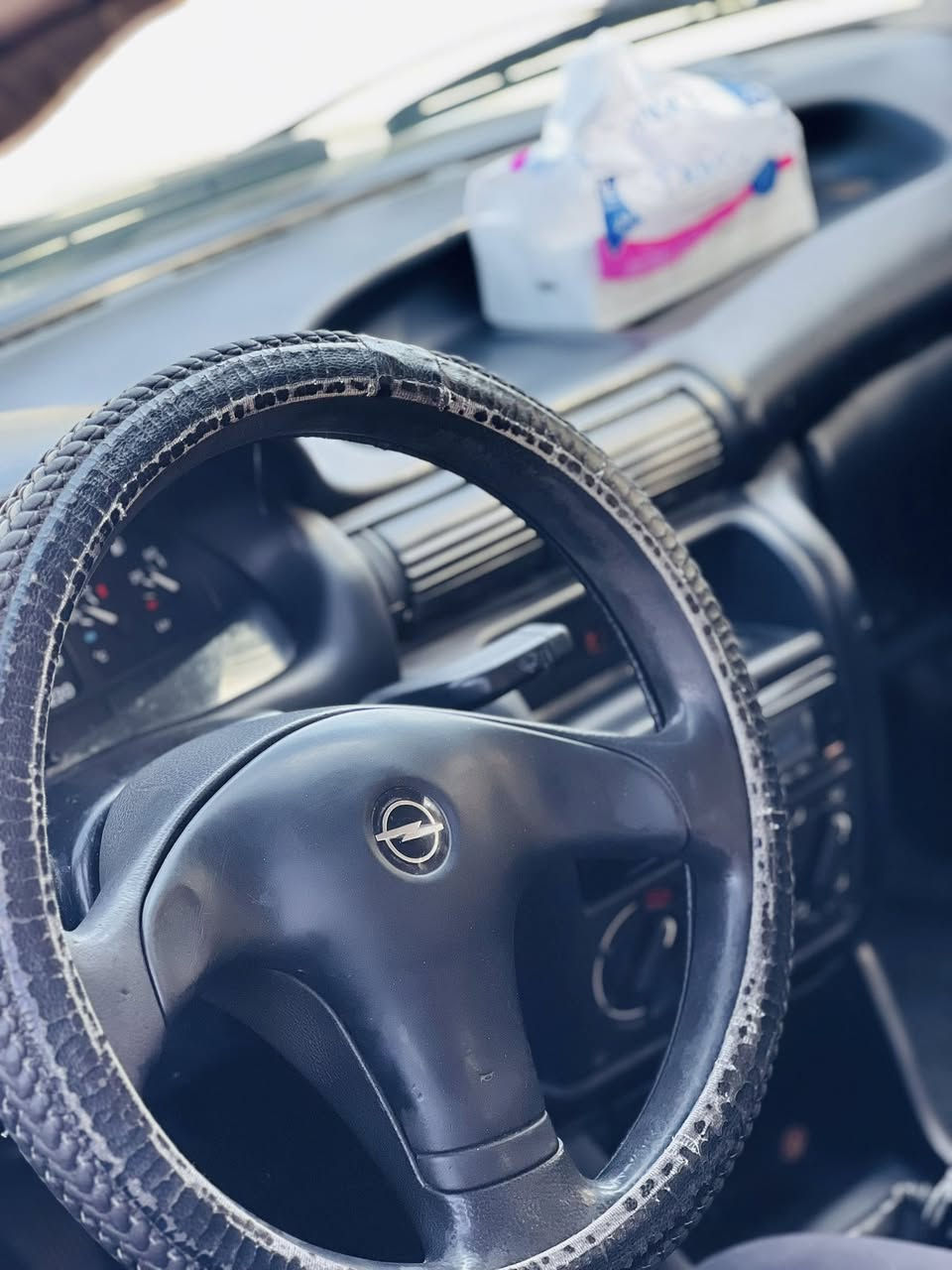 🚗 للبيع: أوبل أسترا ستيشن موديل 1993  

✔️ السنوية: 2027  
• جامات كهرباء  
• كير عادي  
• مسجل + سماعات  
• طخم جديد  
• إطارات جديدة    
• سيارة نظيفة وجاهزة للاستخدام  

📞 للتواصل: ***********

