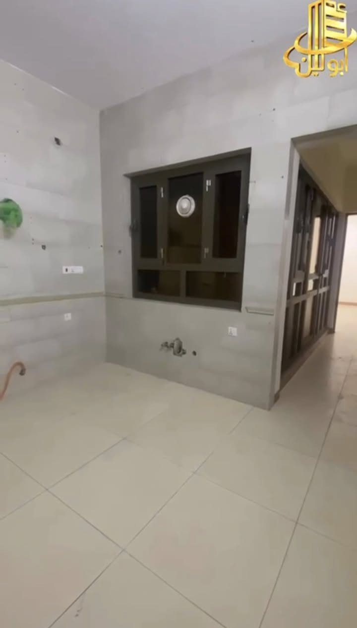 � 
شقة طابق أول للإيجار

📍 حي الجامعة
🔹 بناء نظيف
🔹 غرفة نوم
🔹 صالة
🔹 مطبخ
🔹 صحيات
🔹 بالكون

👨‍👩‍👧‍👦 السكن للعوائل فقط

📞 للاستفسار: ***********
🏢 أبو لين للعقار
