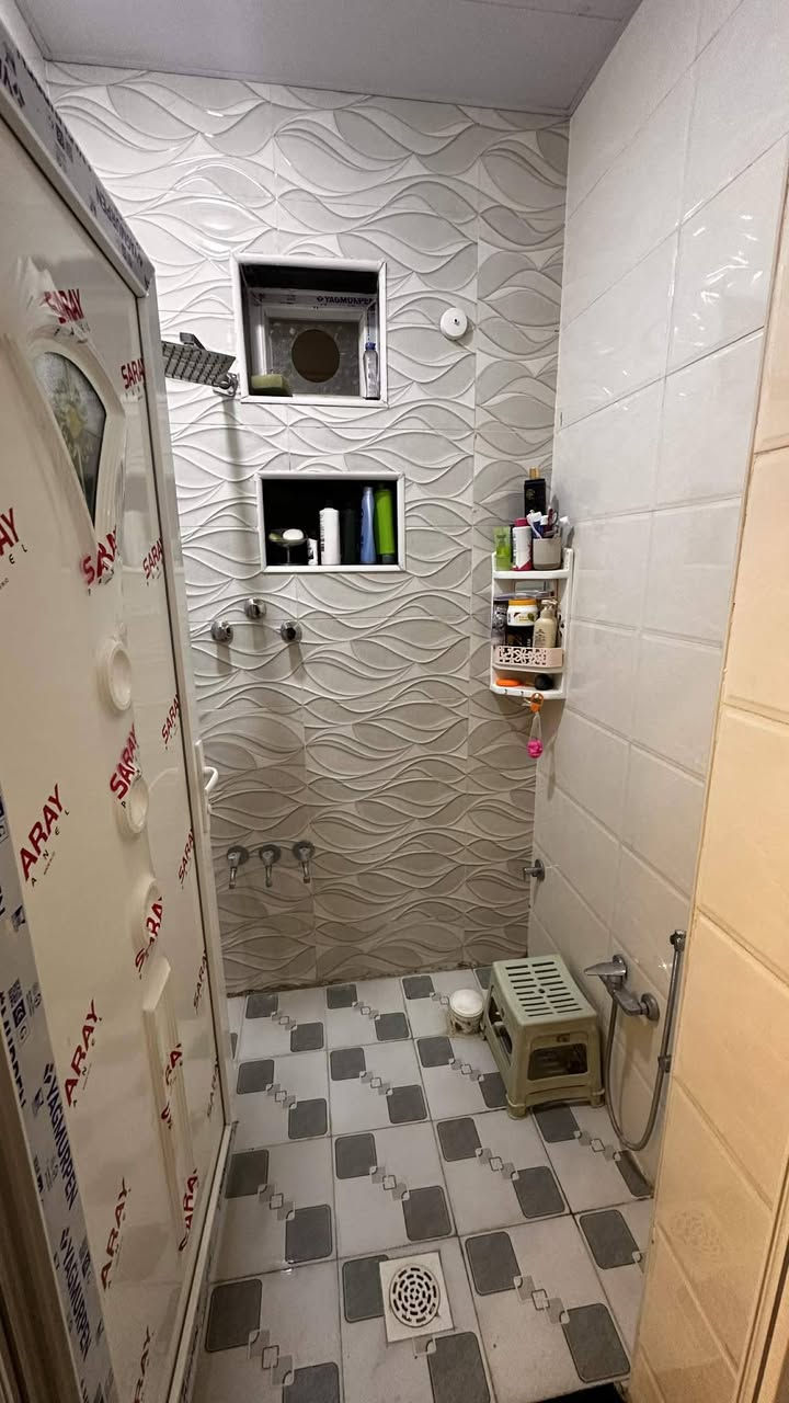 بيت للبيع طابو زراعي سند ٢٥ مساحته ١٠٠متر مربع يتكون من استقبال وصاله ومطبخ وغرفه وصحيات داخلية وخارجية ومنور وطا رمه وسطح كونكريت مسلح بناء حديث يقع في التقيه الثالثه داخل مجمع الروان السكني خدمات كامله للاستفسار الاتصال بالرقم ***********
