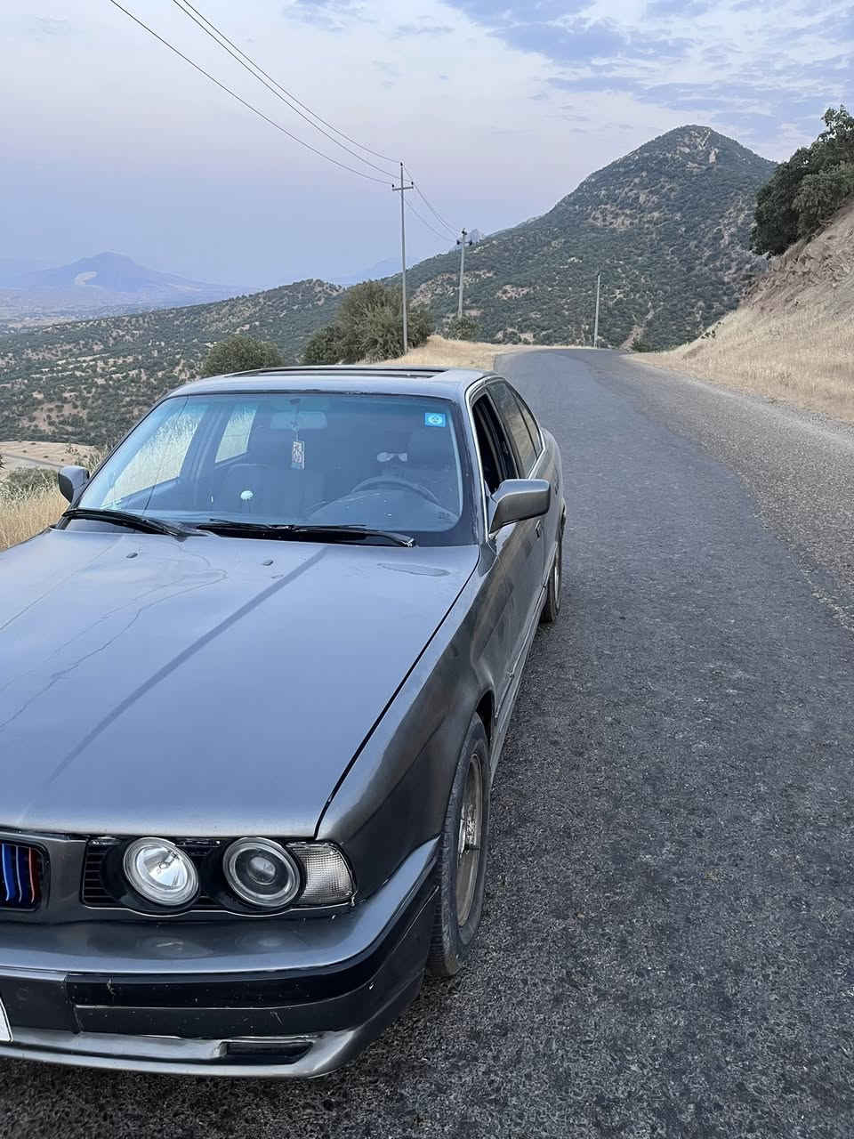 Bmw 1991
 رقم بغداد بأسمي شرط المداور 
سياره مال جناي نضيفه جدا كير ومكينه خير من الله صبغ جديد 
مكان نجف ترهم وبيع ومراوس 
***********
