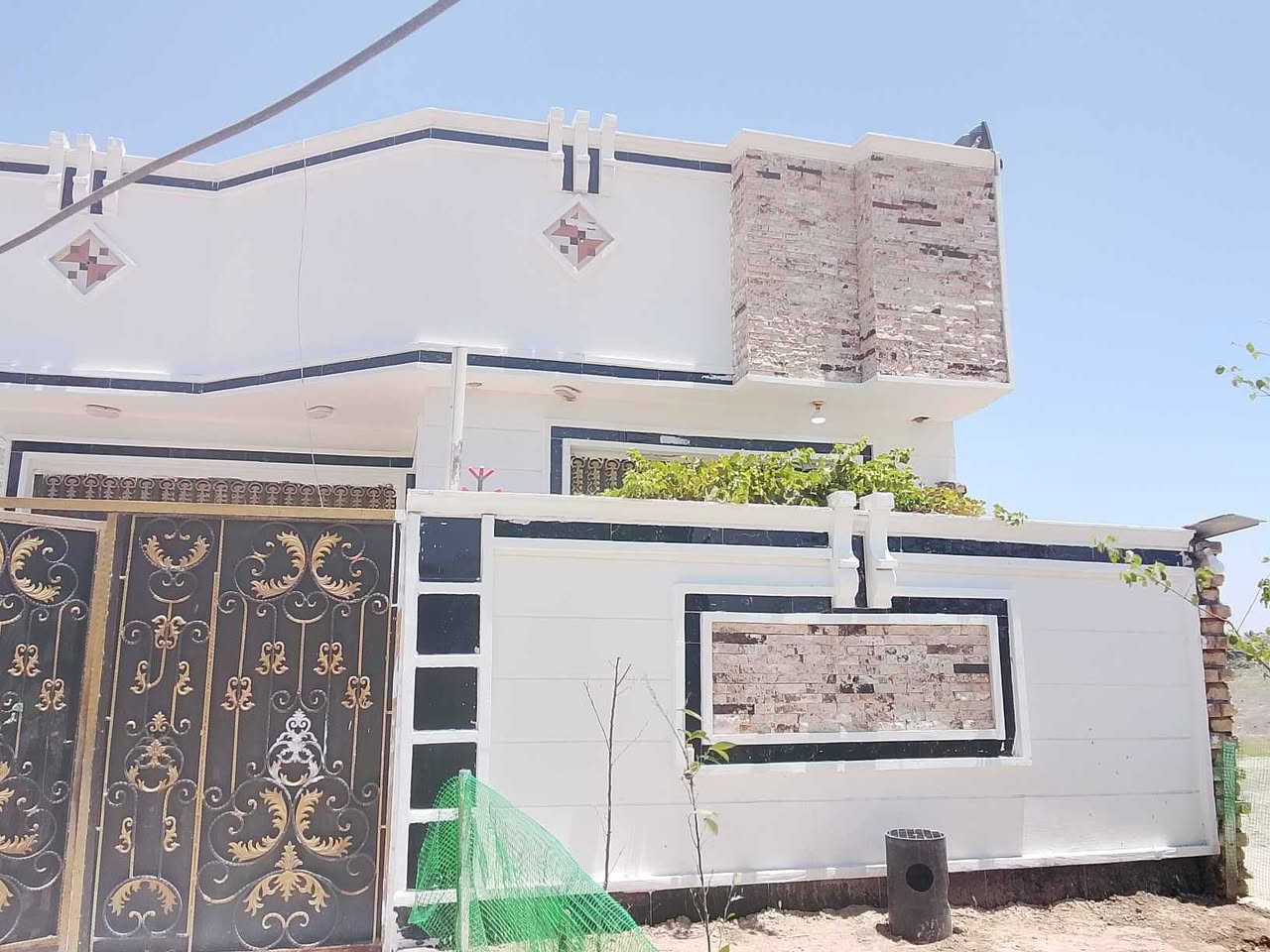 السلام عليكم عندي بيت 200متر سند 25مقابيل المستشفى مدخل مجمع حجي حسين 300متر عن الجسر الجديد بناء طابوق بيت مسلح بناء 2023 بيت كامل ما بي اي نقص للراغبين السعر خاص او الاتصال ***********
