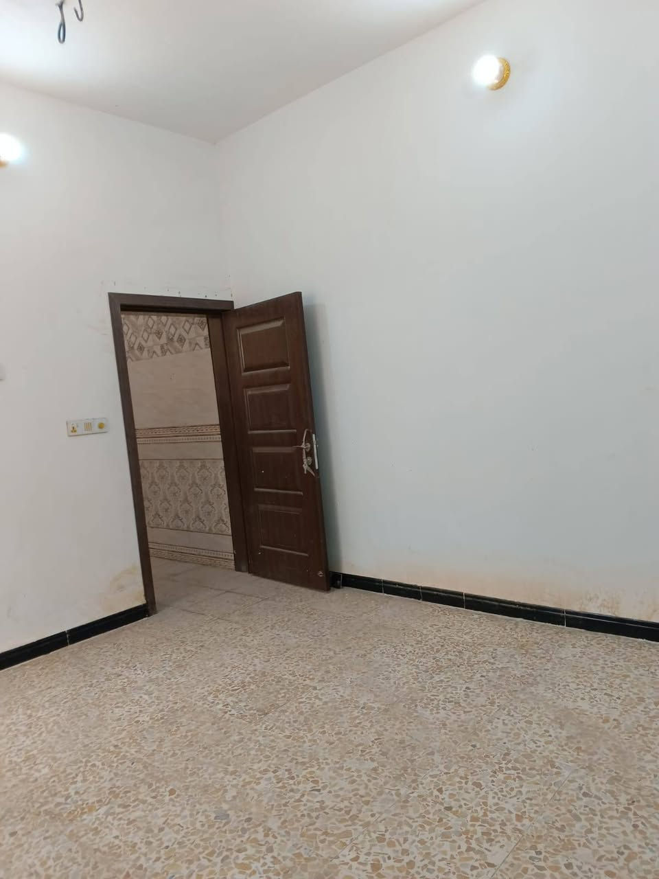 بيت للايجار ١٠٠متر جديد استوه طالع منه البناء العنوان القدس قرب اسواق فدك قرب شارع ٦٠ السعر ٤٠٠الف للتواصل ***********
