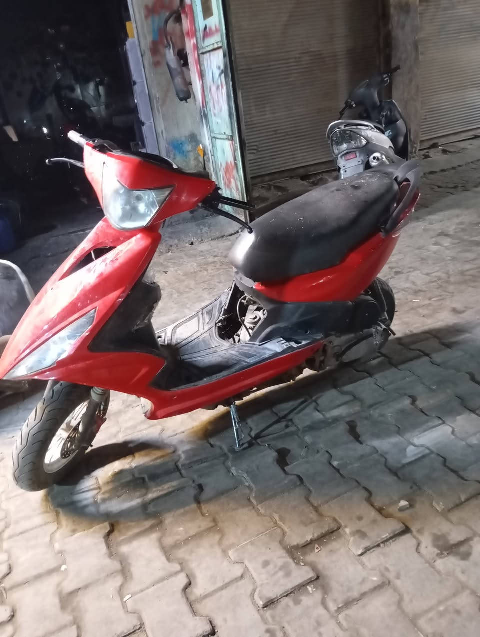 السلام عليكم مضلع 120للبيع نقص عداد و ذيل ب250و بيهة مجال مكاني كاظمية ***********
