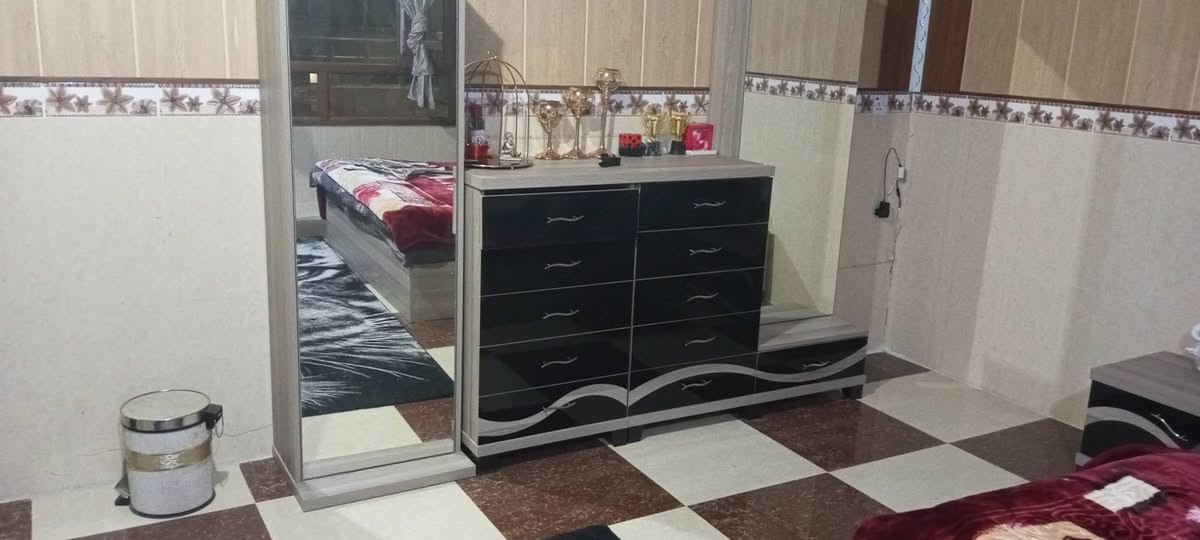 غرفة نوم تركي باب اول 8 قطع مع جميع ملحقاتهه زولية وثريات وهيتر كهربائي  وساعة جدارية ولوحة...وفرش ومخاد واسفنج..السعر مليون و100الف..للتواصل ***********
