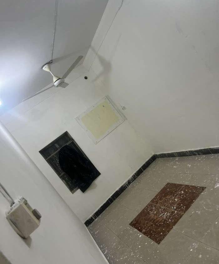 شقه للايجار الجنينه قرب مطعم ارزونا غرفه وصاله ومطبخ حمامات درج معزول الايجار قفل ٤٥٠
عقارات الجمهوريه 

***********3
