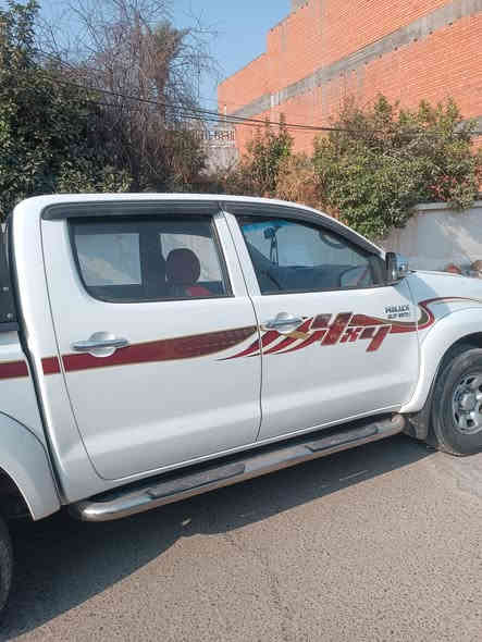 سلام عليكم بيك اب هايلوكس موديل 13 فور ويل رقم سليمانيه بسمي محرك مامفتوح ماشيه 200 سياره جديده العنوان بغداد ***********
