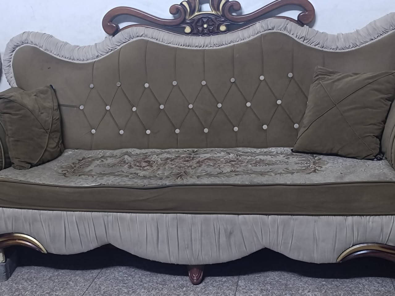 السلام عليكم عندي طخم مكون من 10مقاعد للبيع سعره 250فقط بيه رجل وحده بلاستك مكسوره موجوده عند الانشائيه من عدها اليحب يشتري الاتصال على الرقم ***********وبيه مجال
